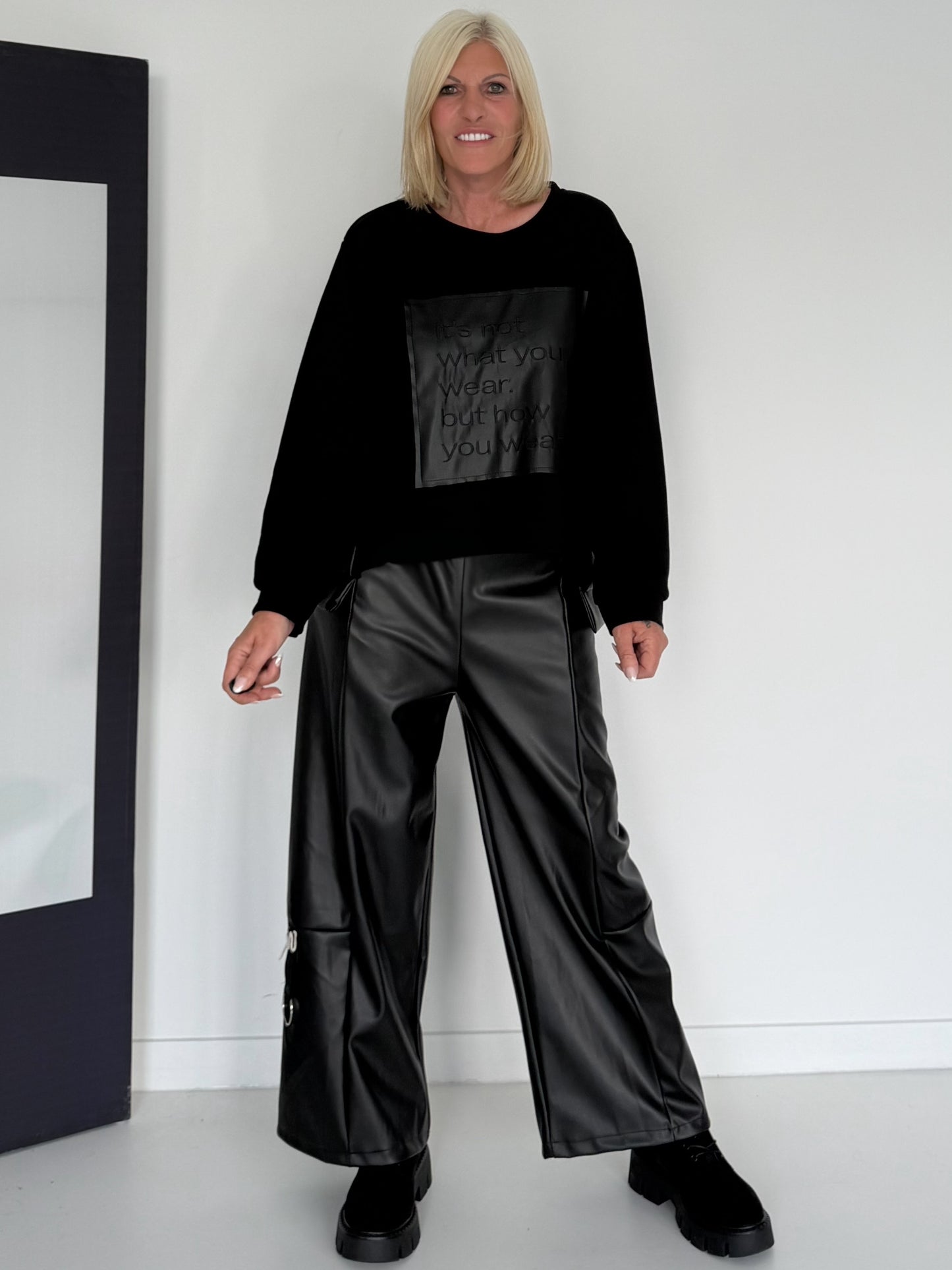 Sweater mit Lederoptik-Elementen - schwarz