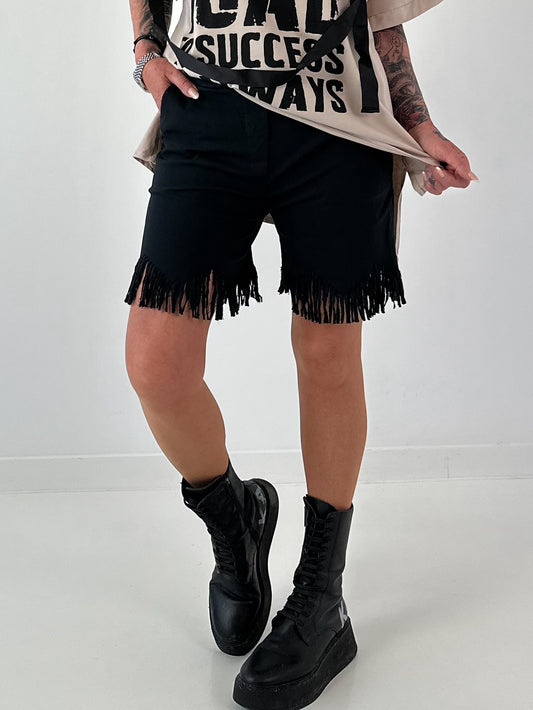 Kurze Hose mit fransigem Abschluss - schwarz
