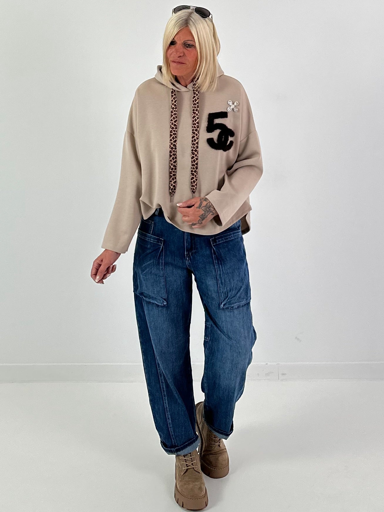 Hoodie mit Leo Bändchen und Teddyplüsch Print - beige