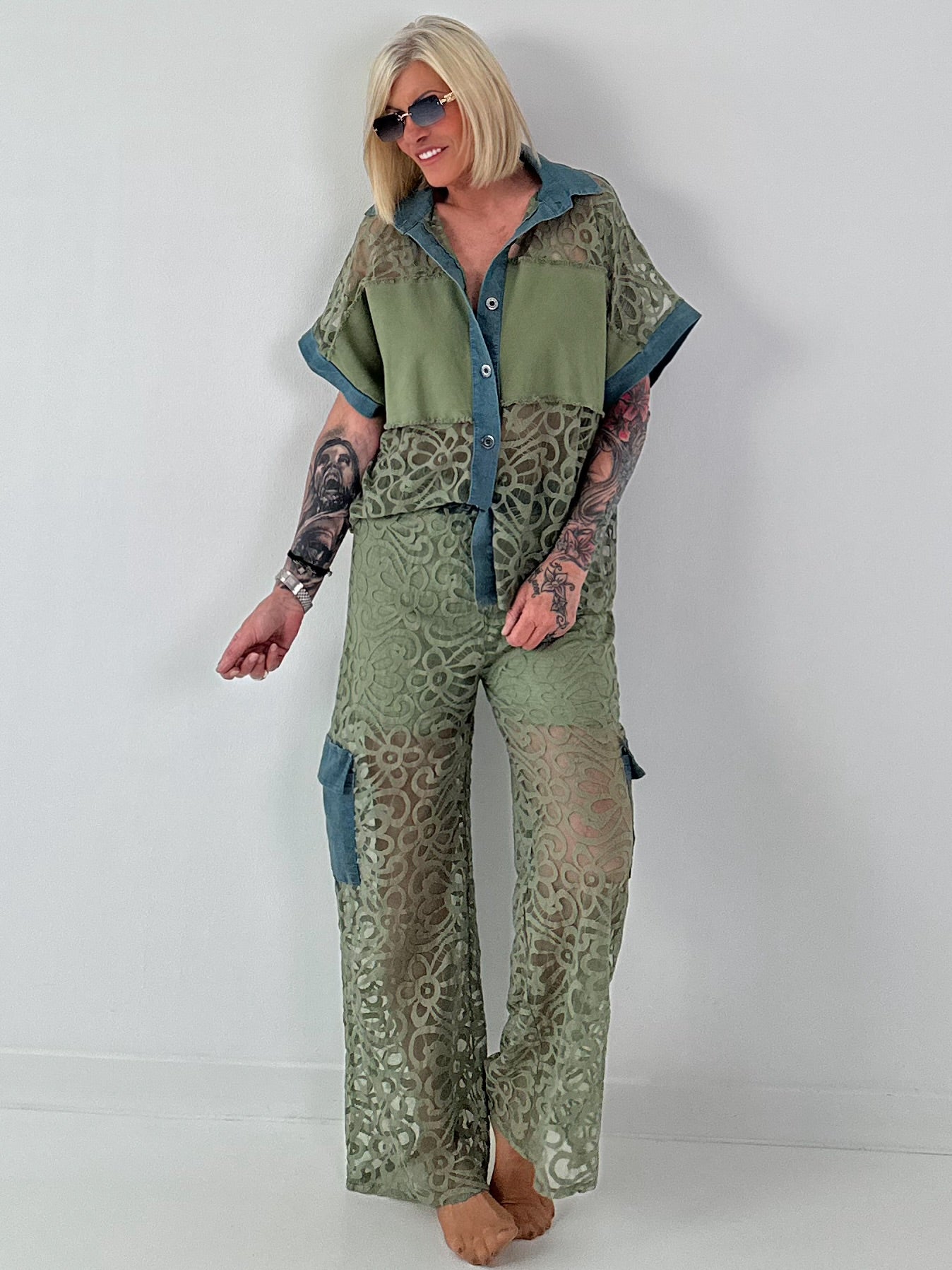 Ausgefallener Zweiteiler mit aufwendigen Denim Details- khaki