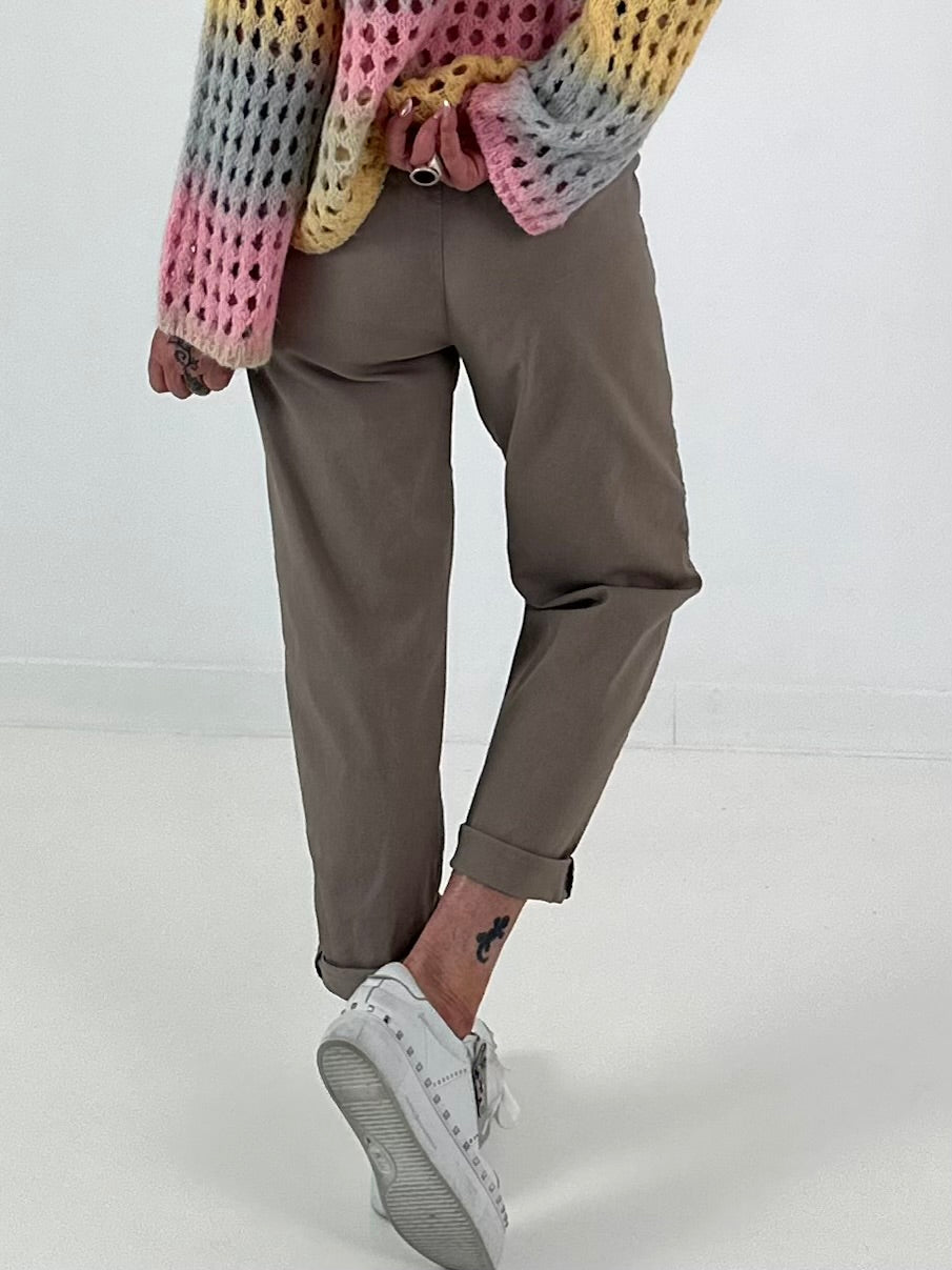 Hose mit elastischem Bund und Knopfdetails - taupe