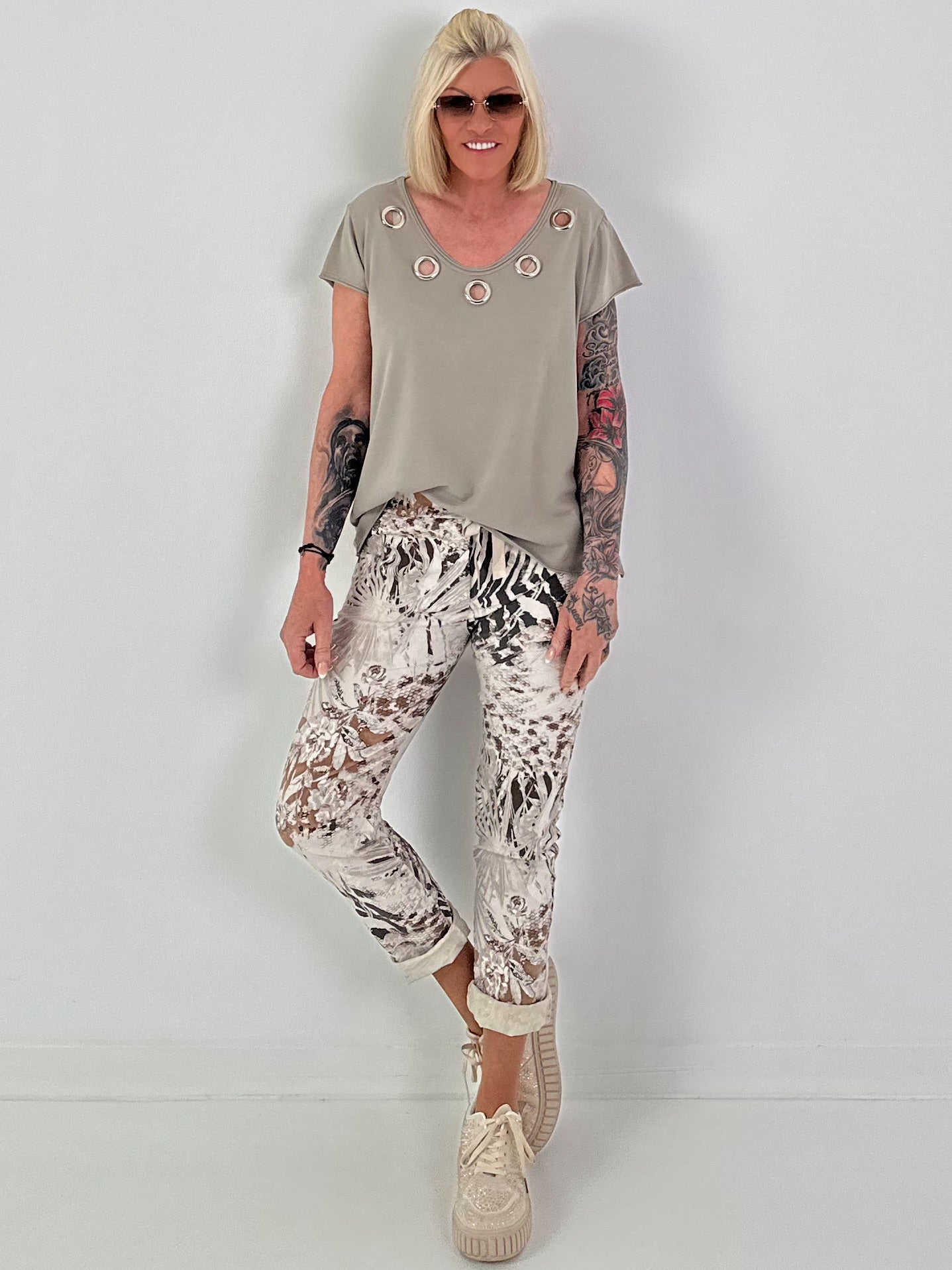 T-Shirt mit Ösen-Ausschnitt - taupe