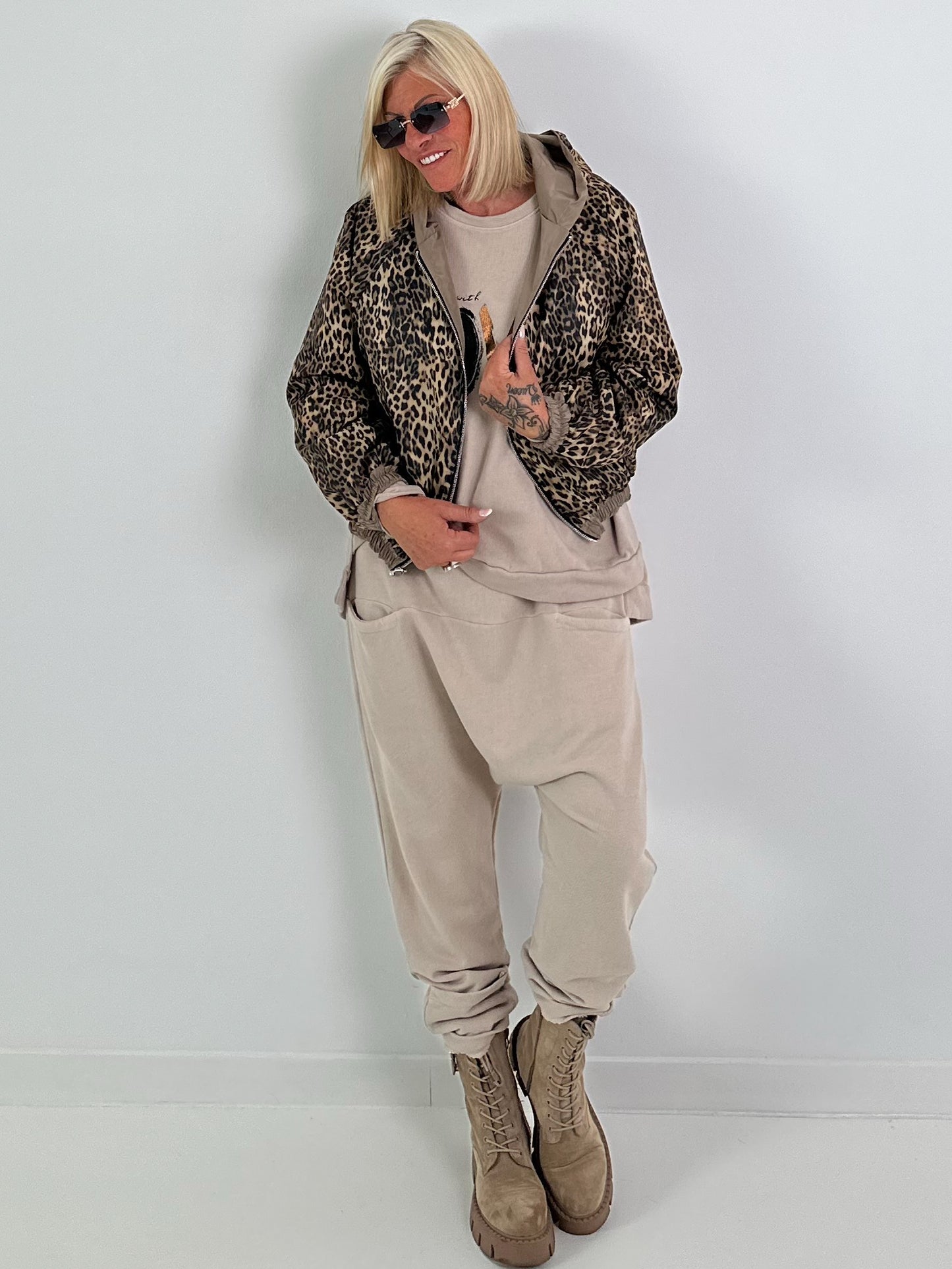 2 in 1 Jacke mit Leo-Print - taupe