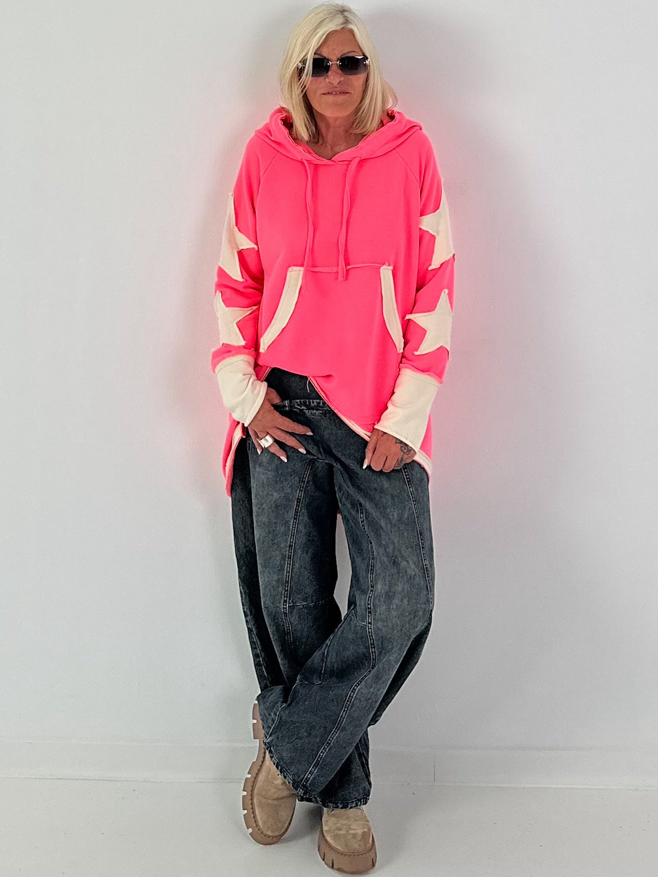 Lässiger Long Hoodie mit Daumenloch und trendigen Sternenelementen - neonpink