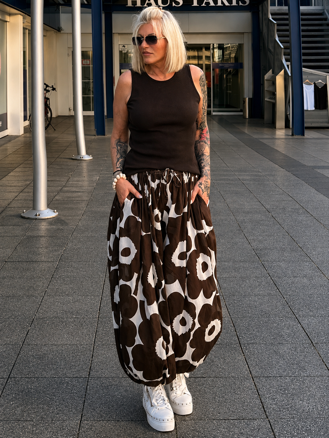 Leichte Pumphose mit floralem Print  - mokka - weiss