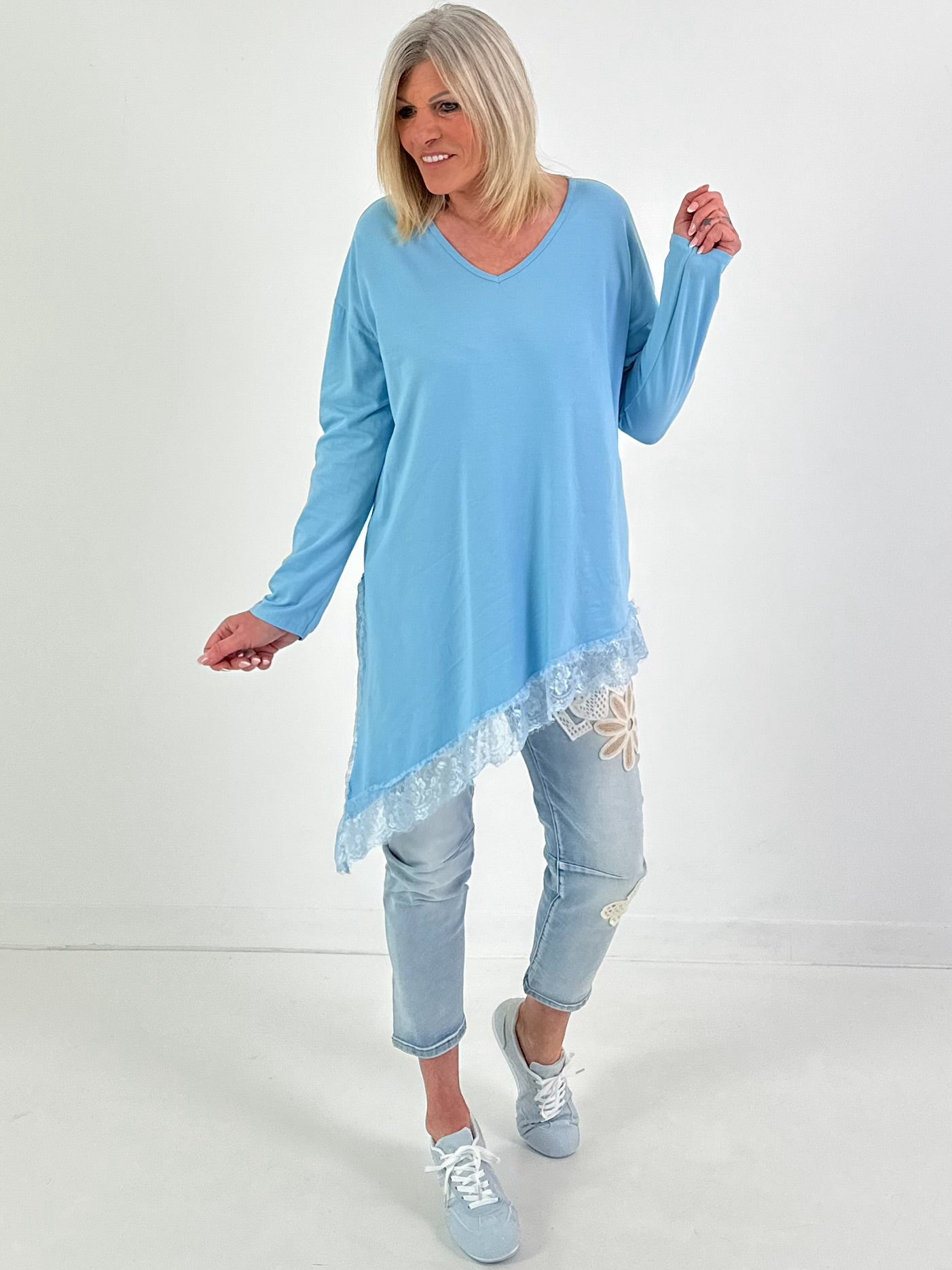 Shirt mit Spitzenabschluss - hellblau