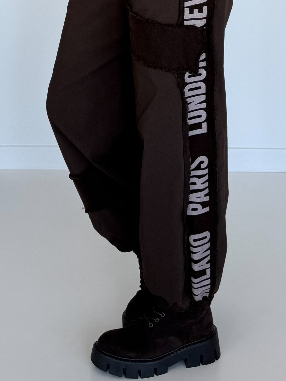 Hose mit City-Statement-Print - mokka