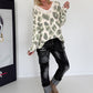 Pullover mit V-Ausschnitt und Leo-Print - leo-oliv