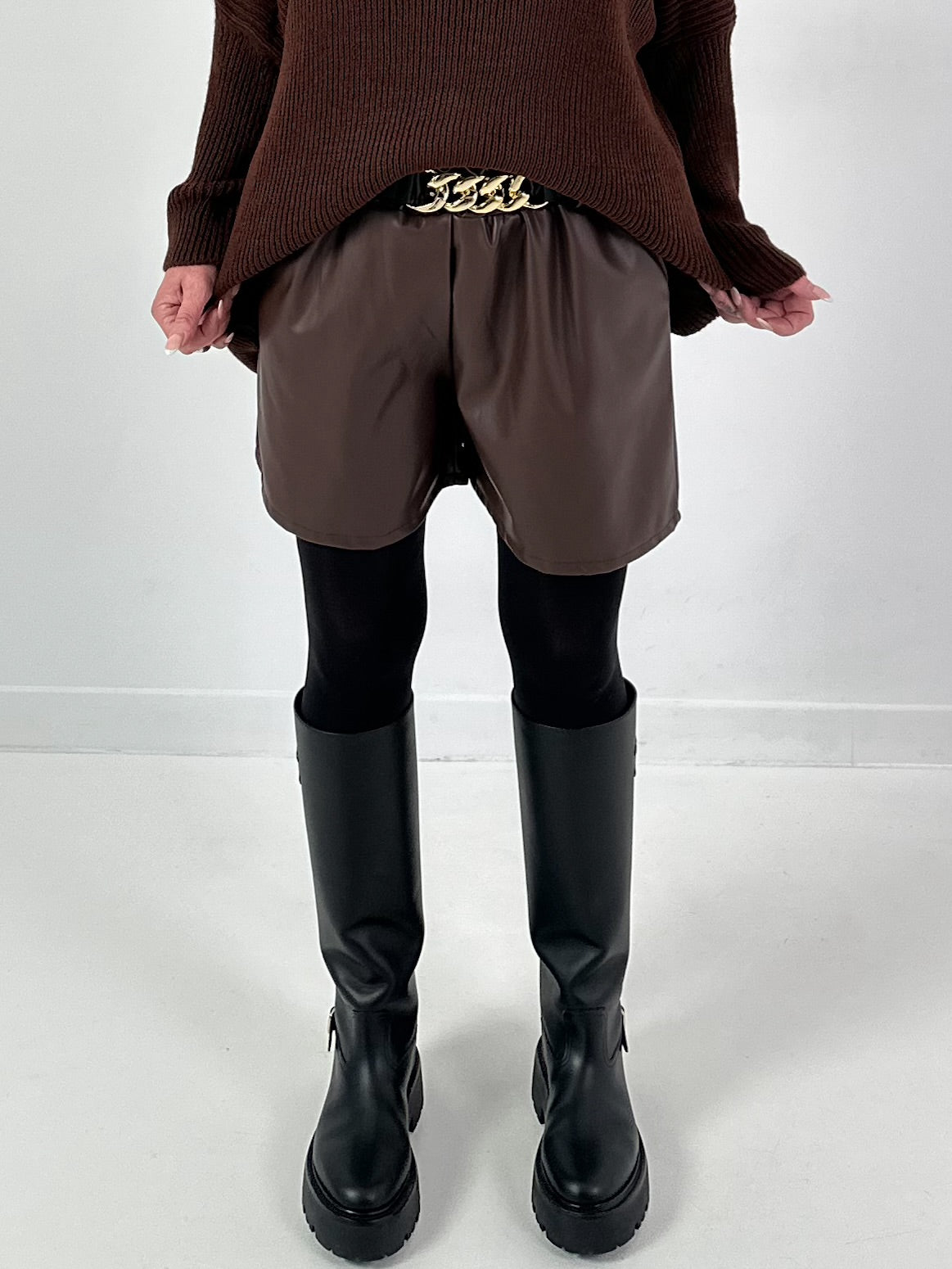 Leather-look shorts, model "Chain Affair" - mocha