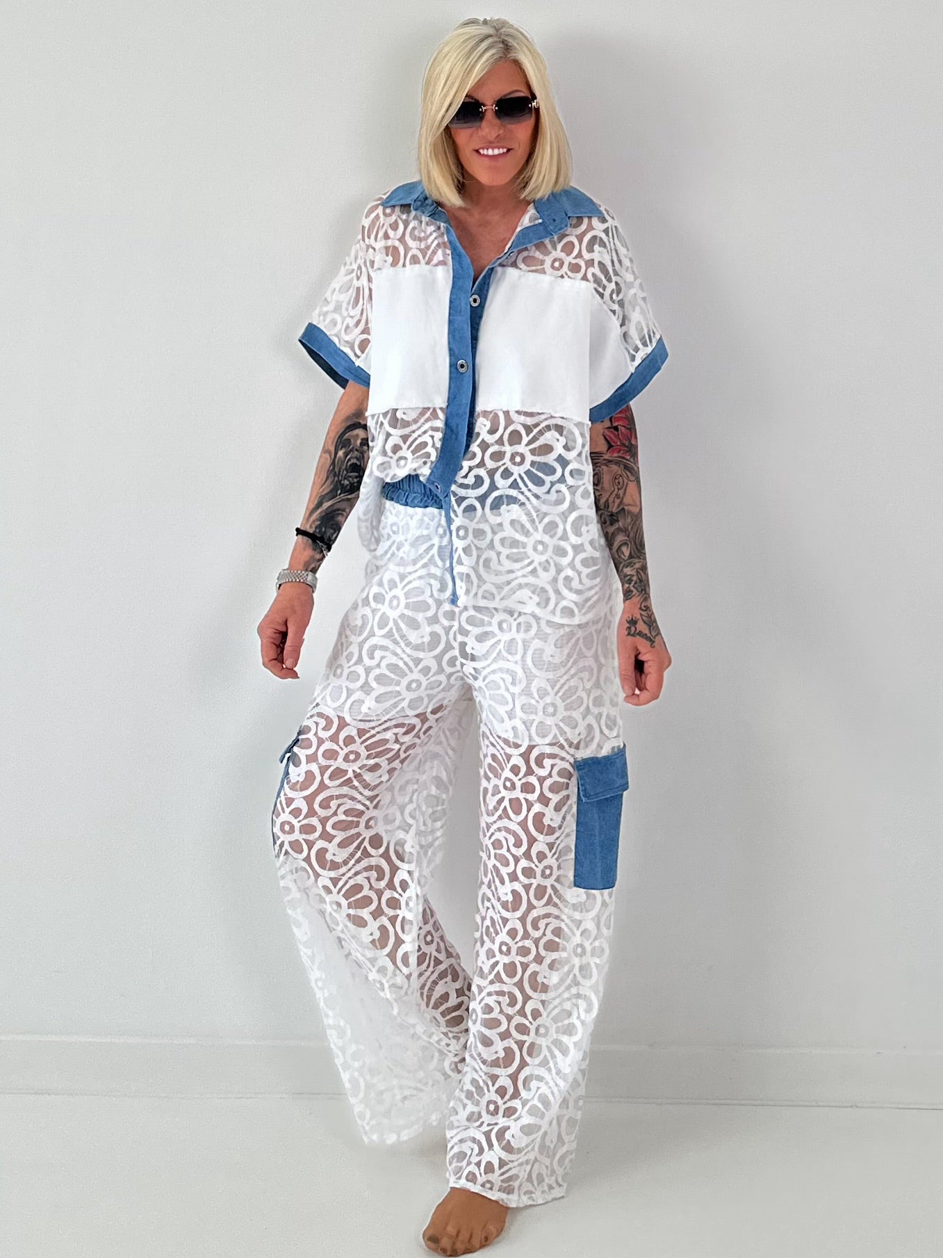 Ausgefallener Zweiteiler mit aufwendigen Denim Details- weiss