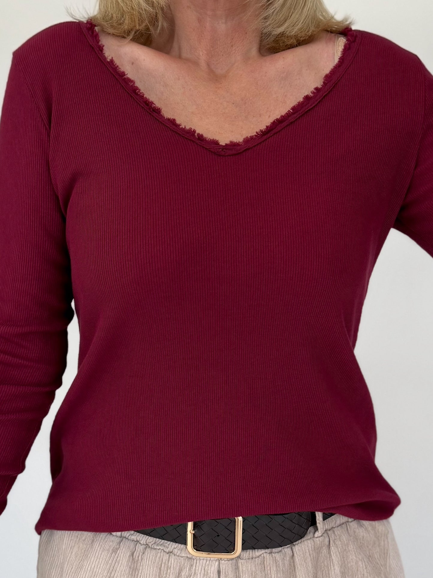 Geribd T-shirt met gerafelde V-hals - bordeauxrood