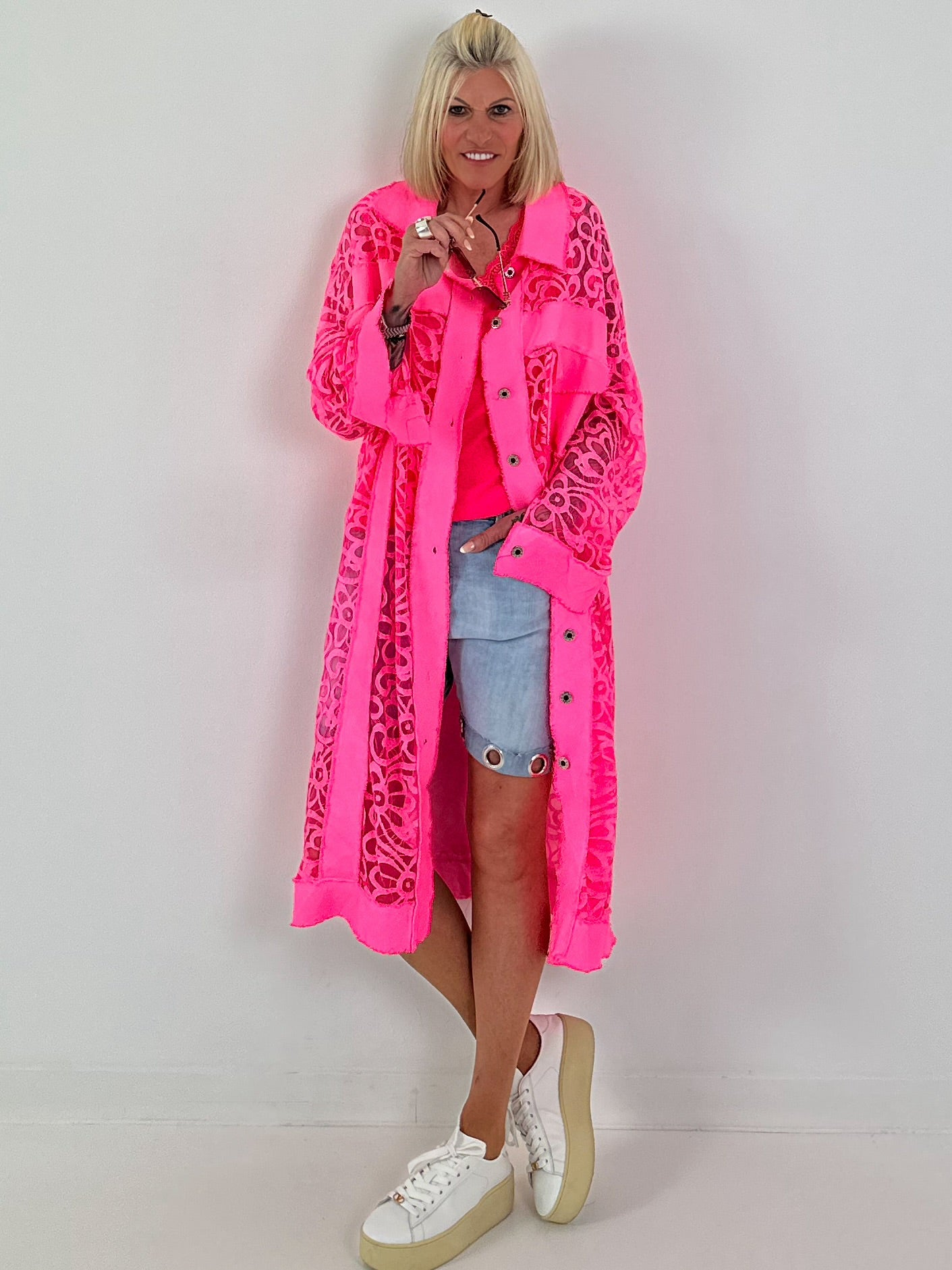 Jeansmantel mit floralem Netzeinsatz - neonpink