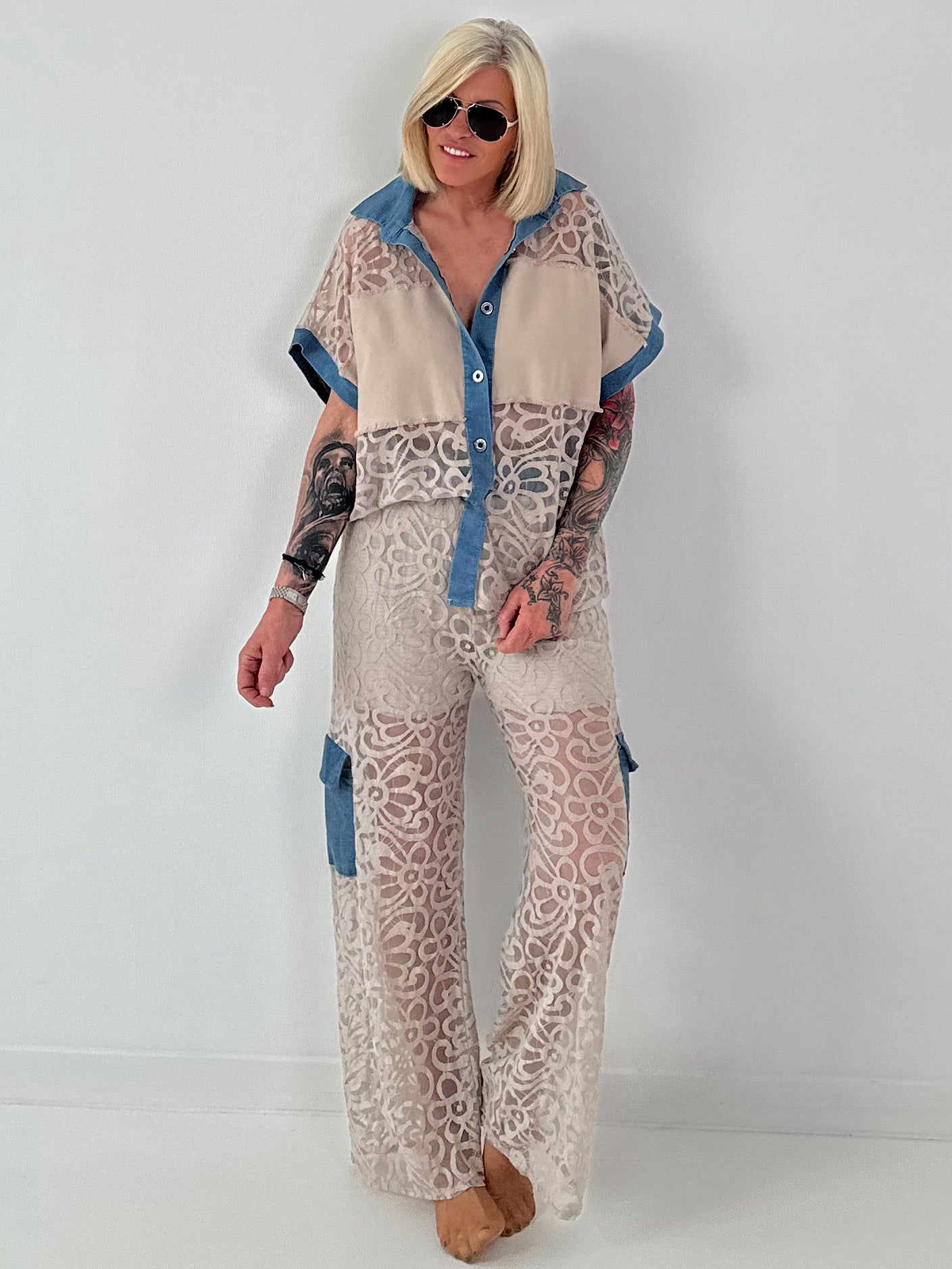 Ausgefallener Zweiteiler mit aufwendigen Denim Details- beige