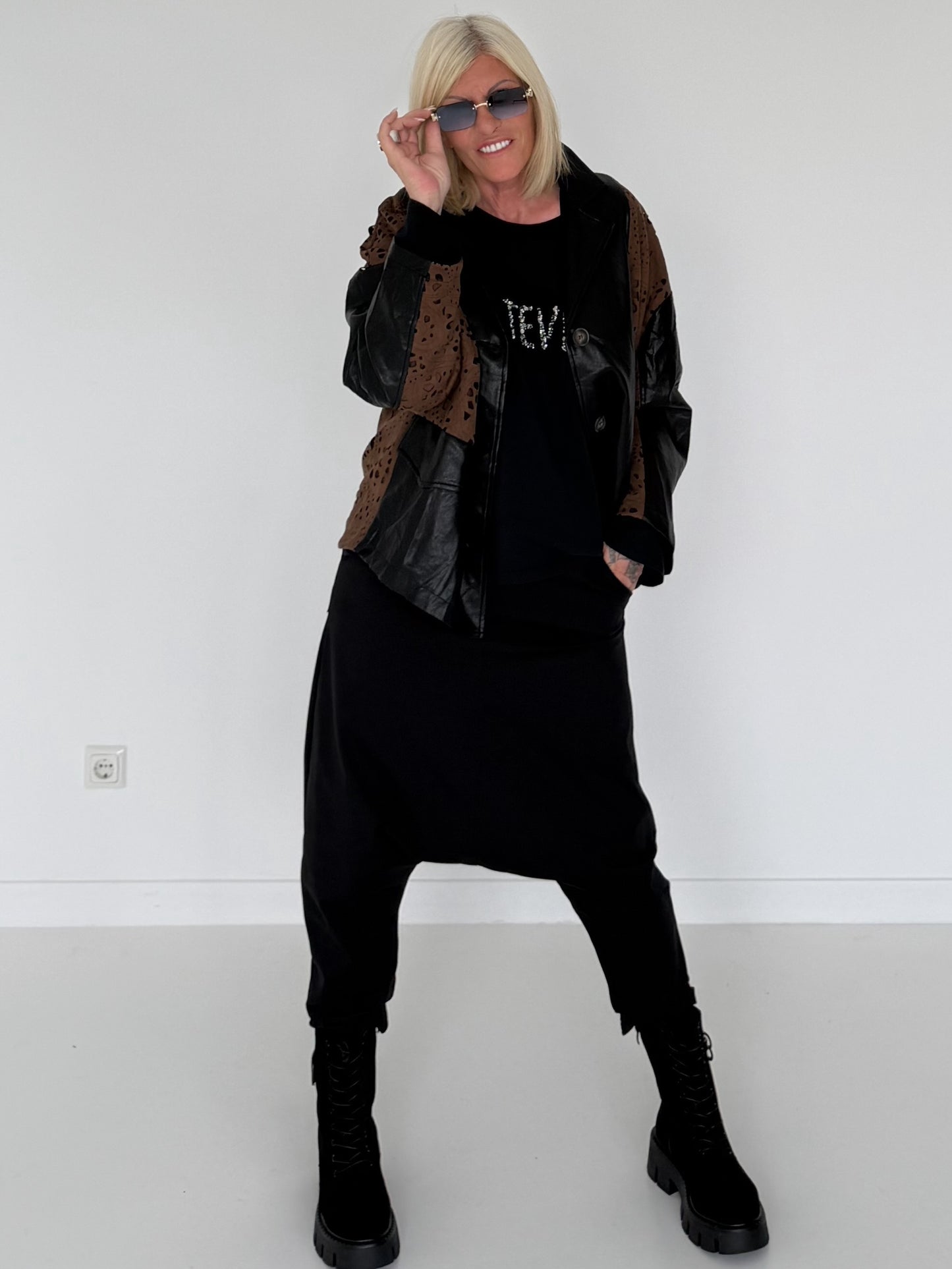 Jacke in Lederoptik mit Cut-Out Muster - schwarz-camel