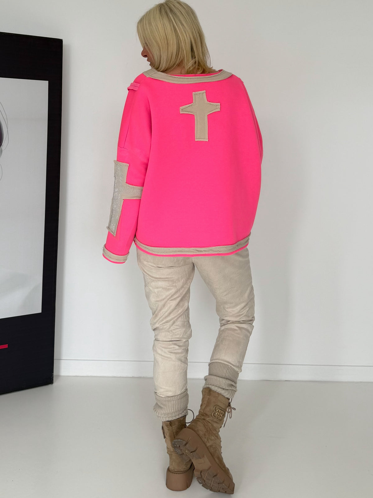 Oversized Sweater mit Strasskreuz - neonpink-beige