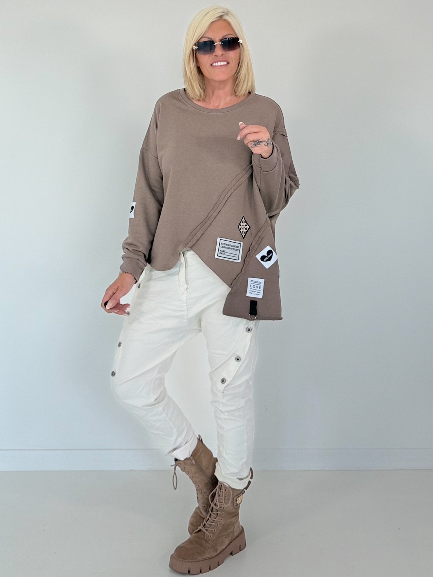 Sweater mit asymmetrischem Schnitt und Patches - taupe
