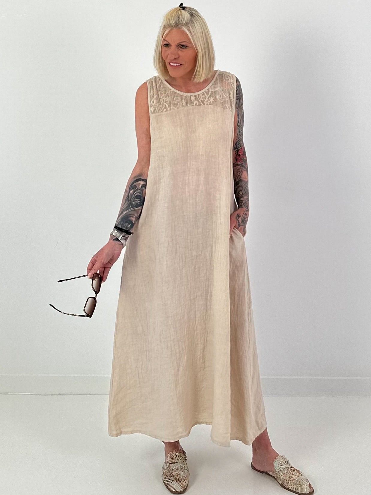 Sleeveless linen dress with crochet insert - beige