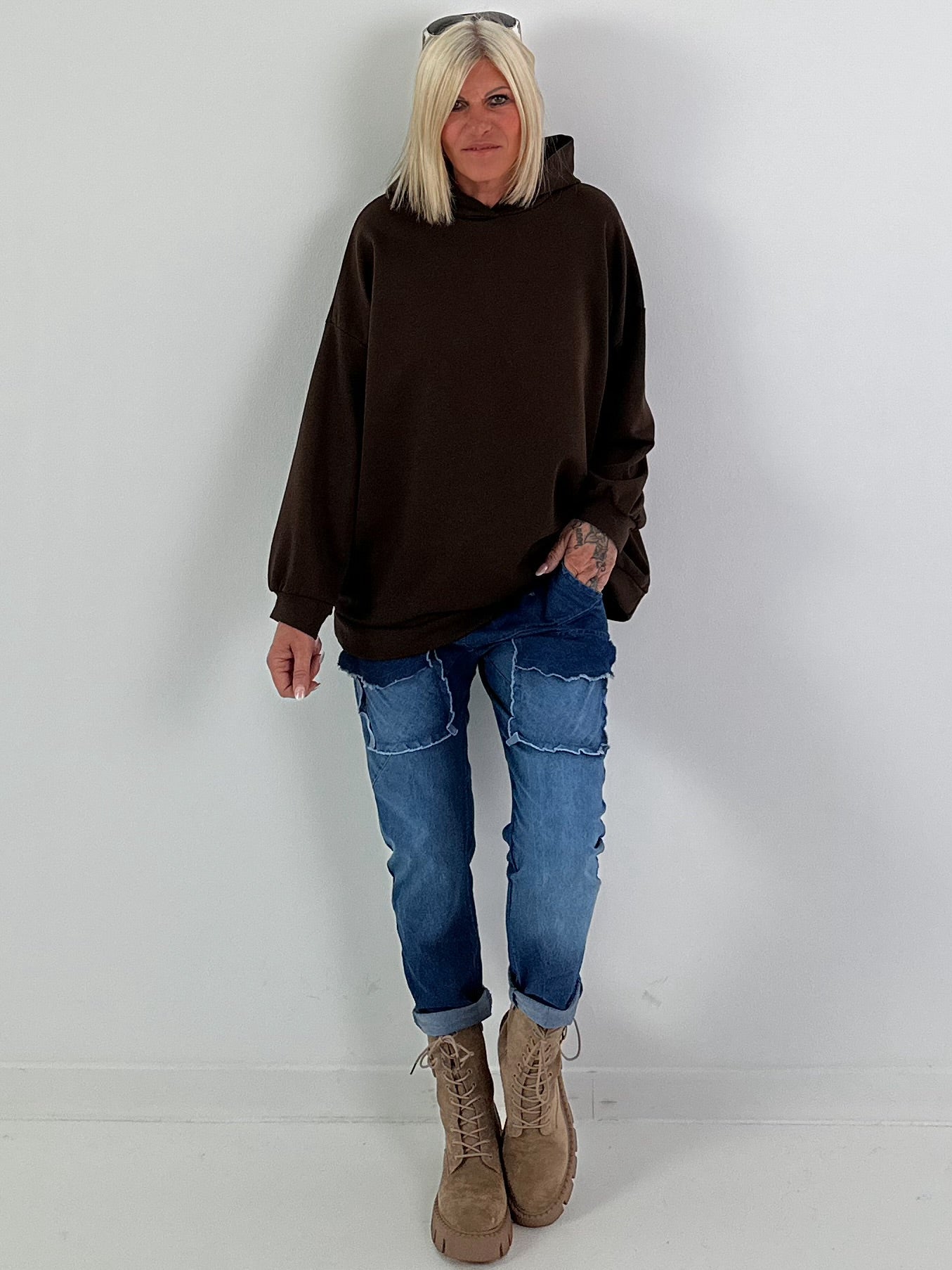 Lässiger Hoodie mit Statement Rückenprint "Pause" - mokka