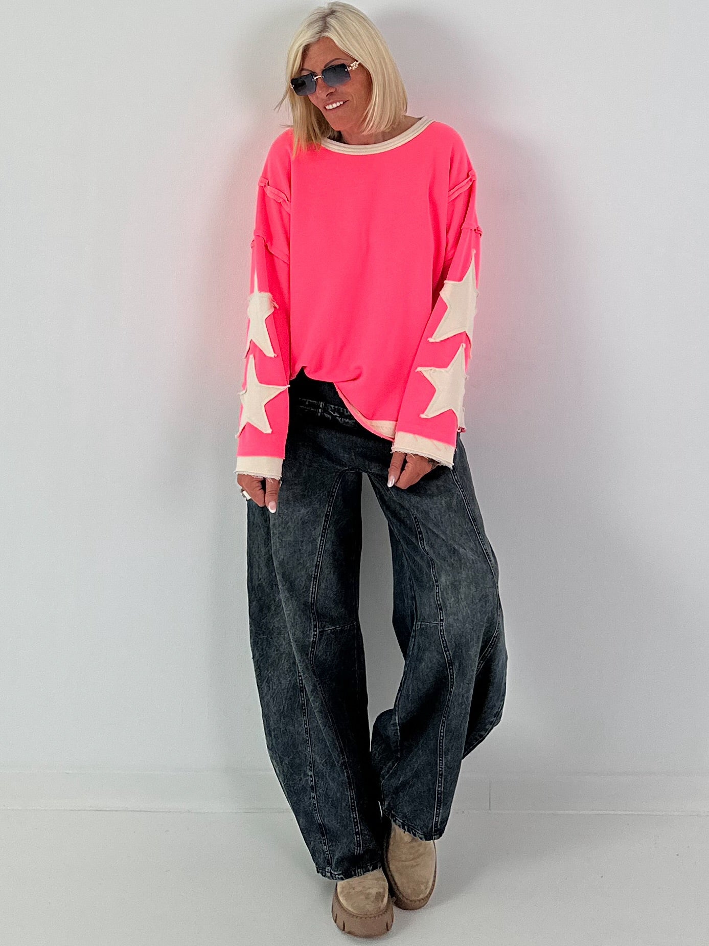 Sweatshirt with trendy star elements - neon pink