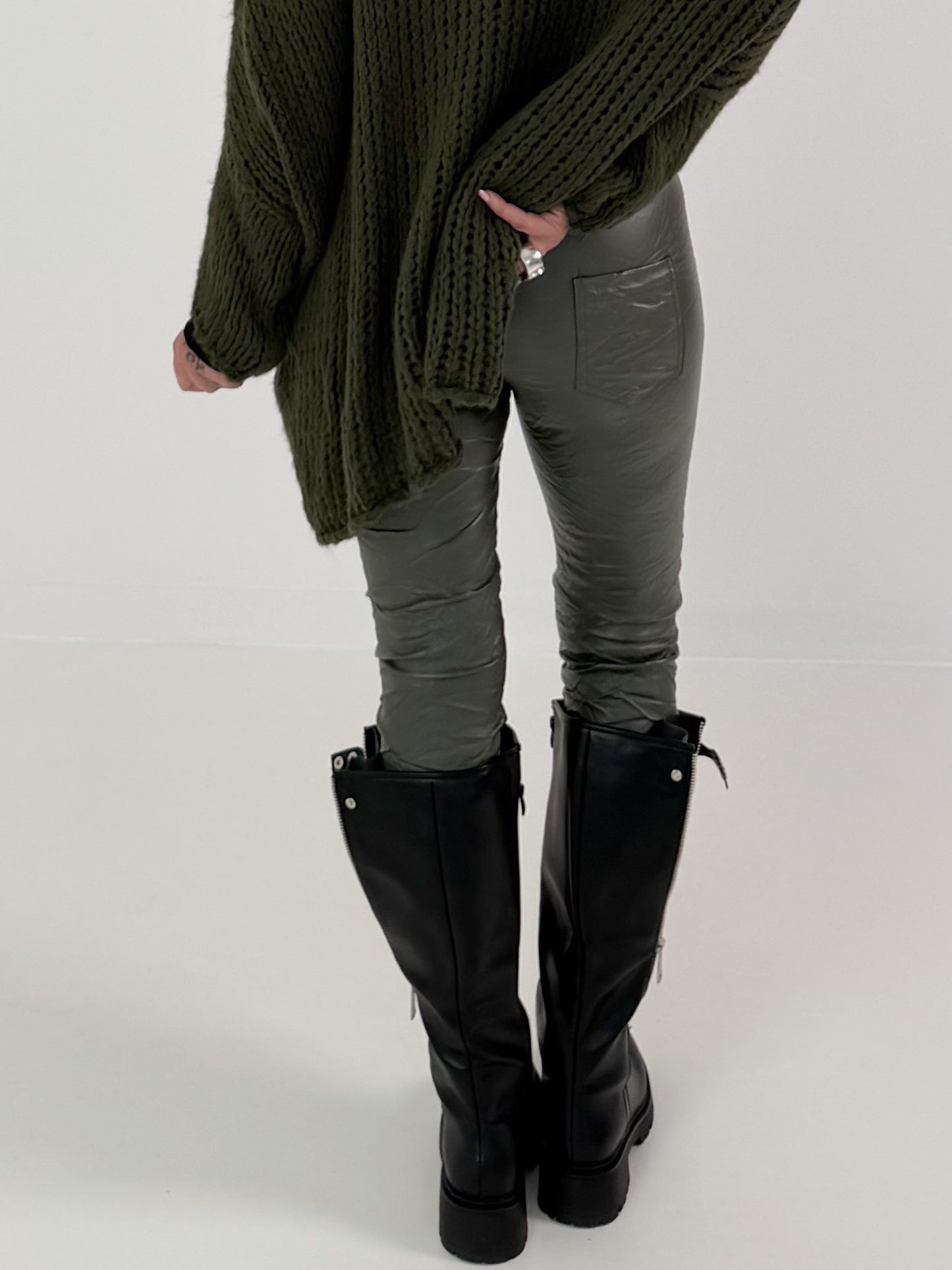 Vegane Lederhose mit Patch - oliv