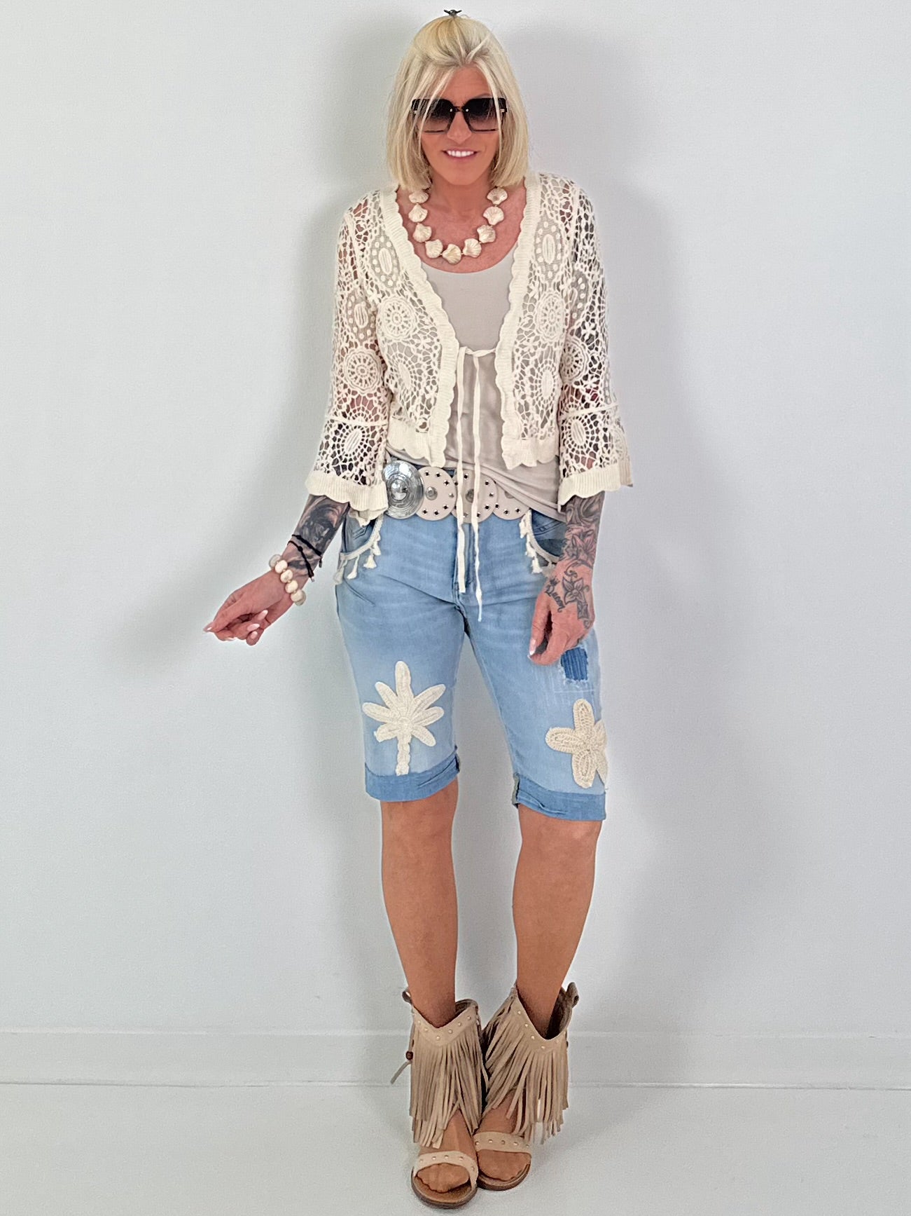 Kurze Häkeljacke mit ornamentalen Muster - beige