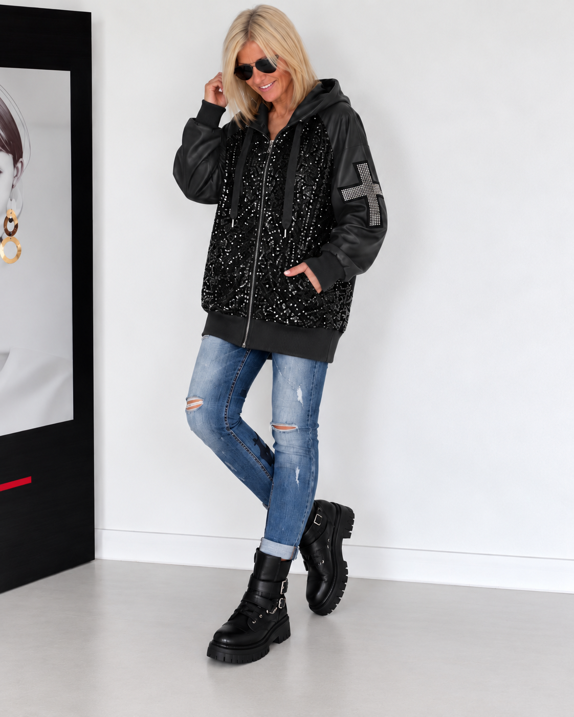 Jacke im Materialmix mit Pailletten und Strasskreuz - schwarz