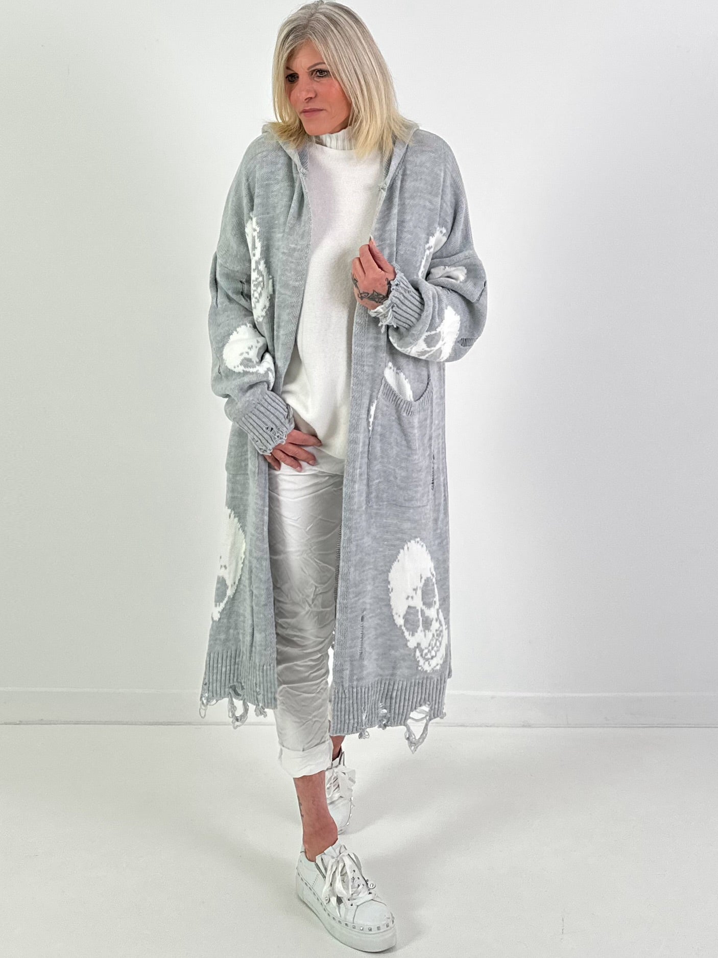 Oversized Strickmantel mit Kapuze Modell "Skull" - grau-weiss