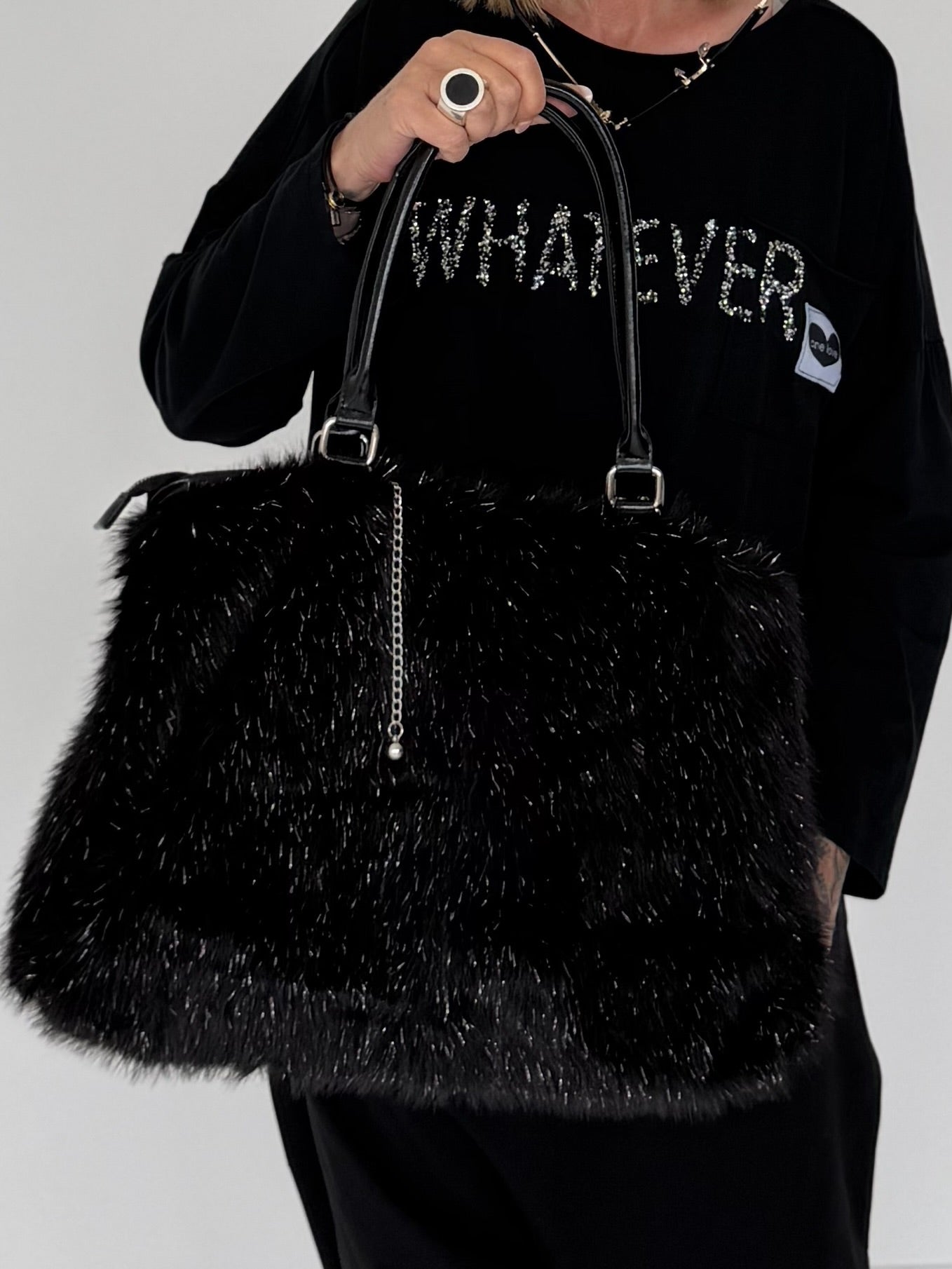 Felltasche mit funkelnden Details - schwarz