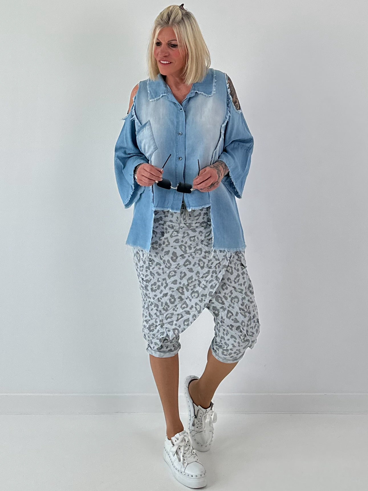 Jeanshemd mit Cold Shoulder und fransigen Abschlüssen - hellblau