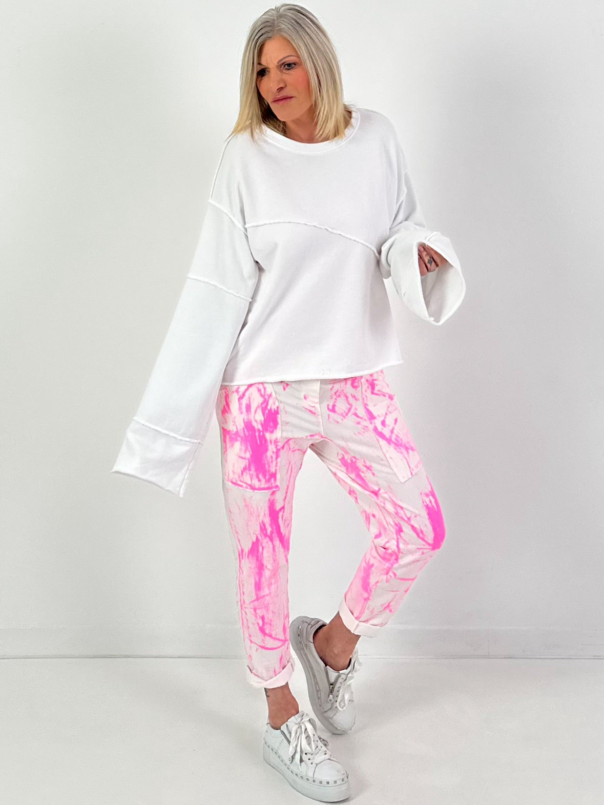 Batik-Hose mit tiefen Taschen - weiss-neonpink