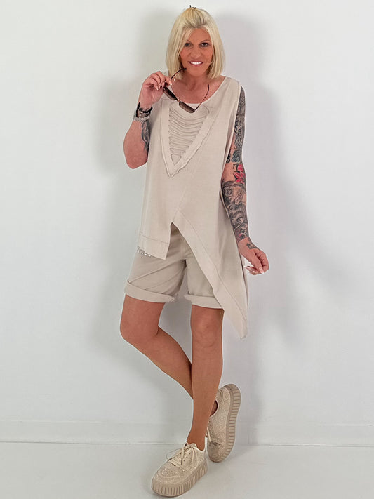 Top mit Cut-Out und asymmetrischen Saum - beige