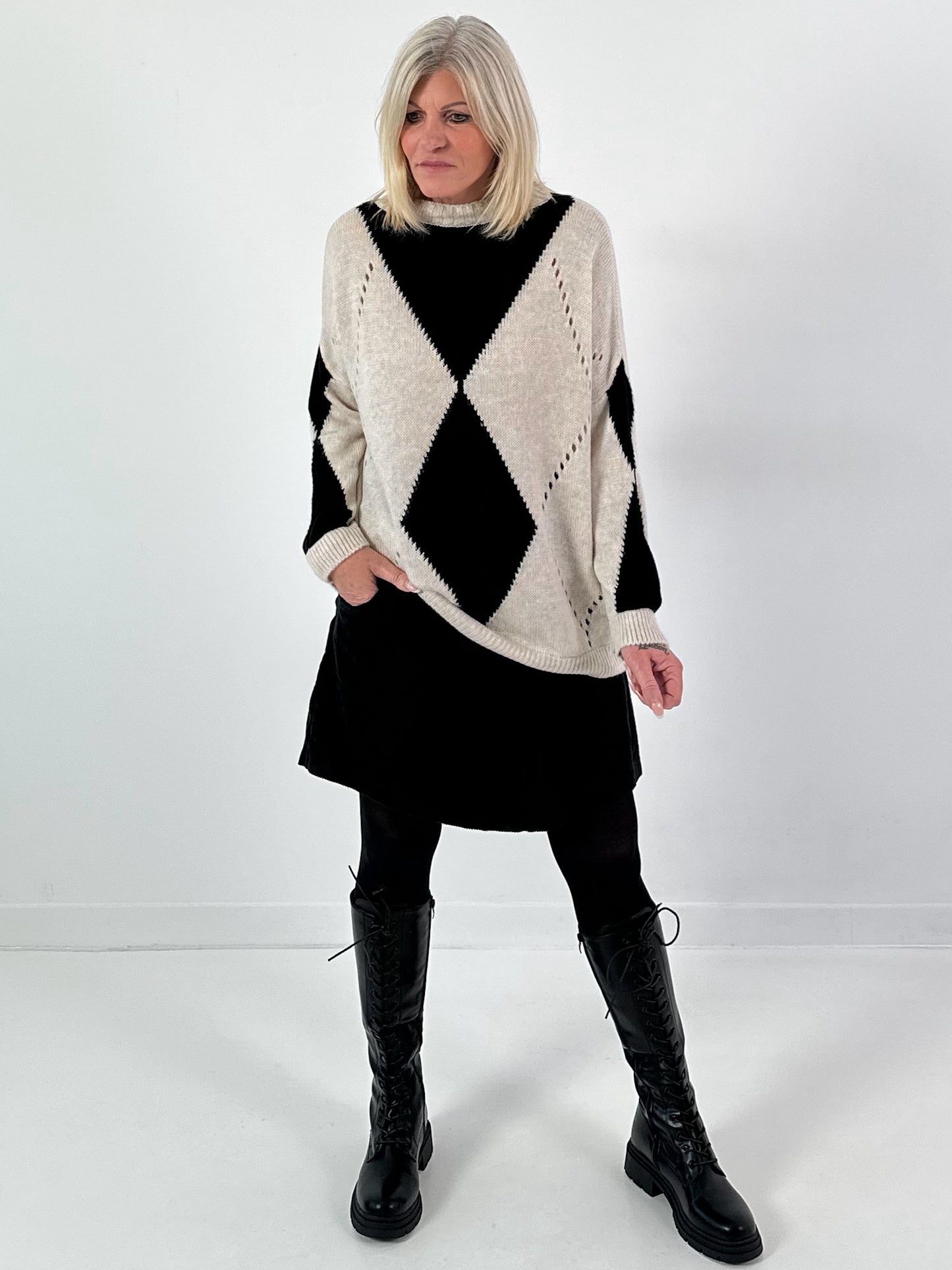 Sweater model "Geometric Glow" - beige-black