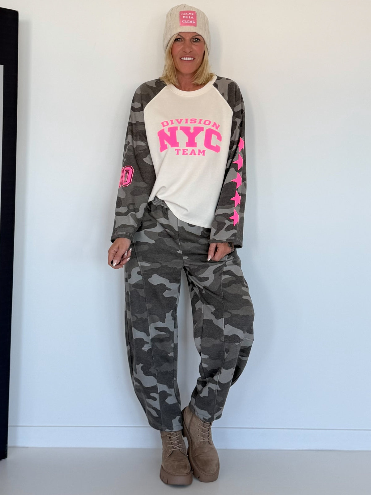 Sweater with camouflage sleeves and 3D print - beige-taupe-multicolored