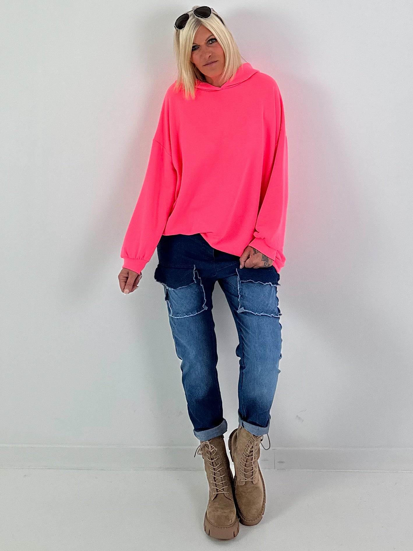 Lässiger Hoodie mit Statement Rückenprint "Pause" - neonpink