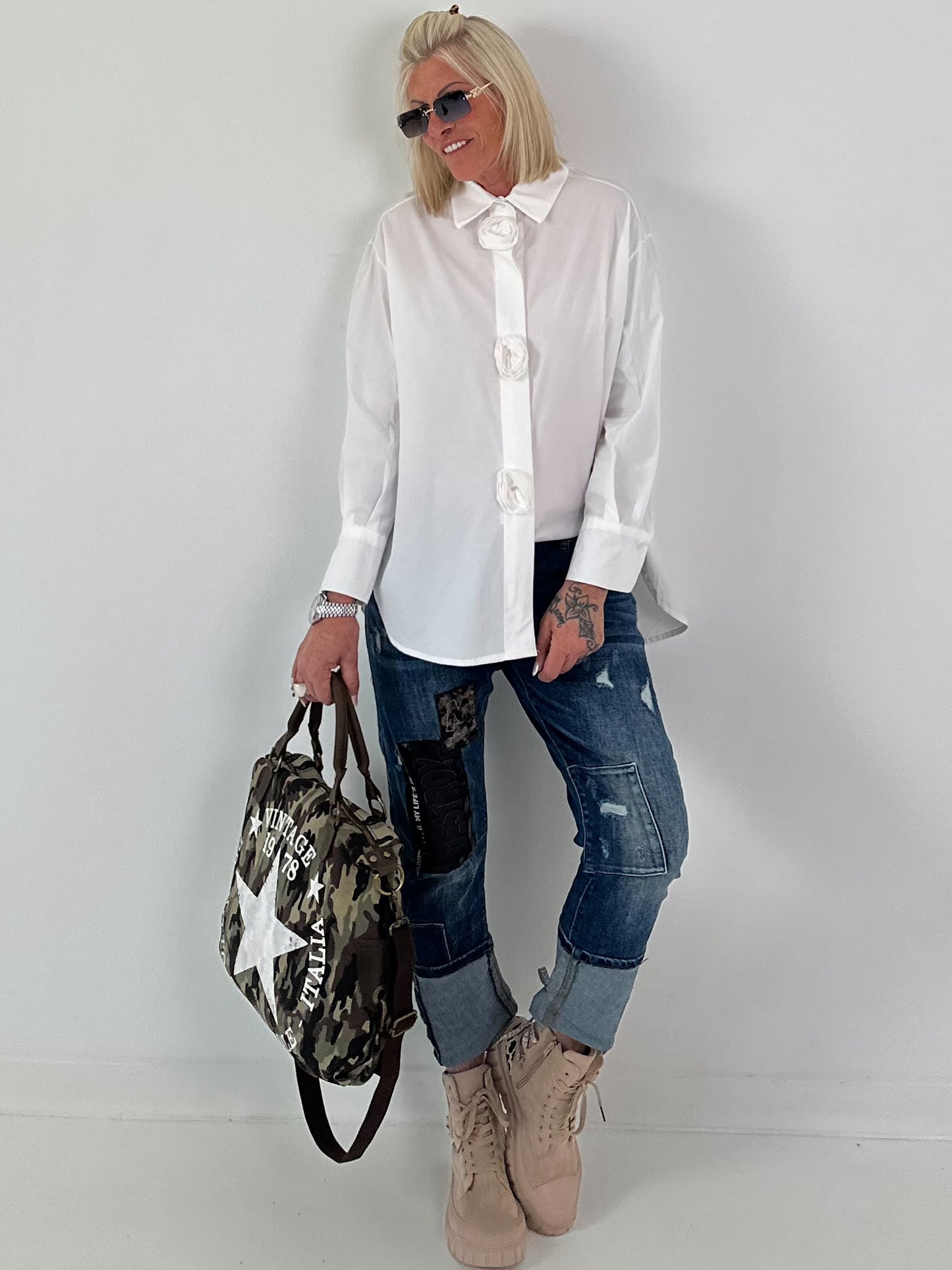 Bluse mit 3D-Blüten - weiss