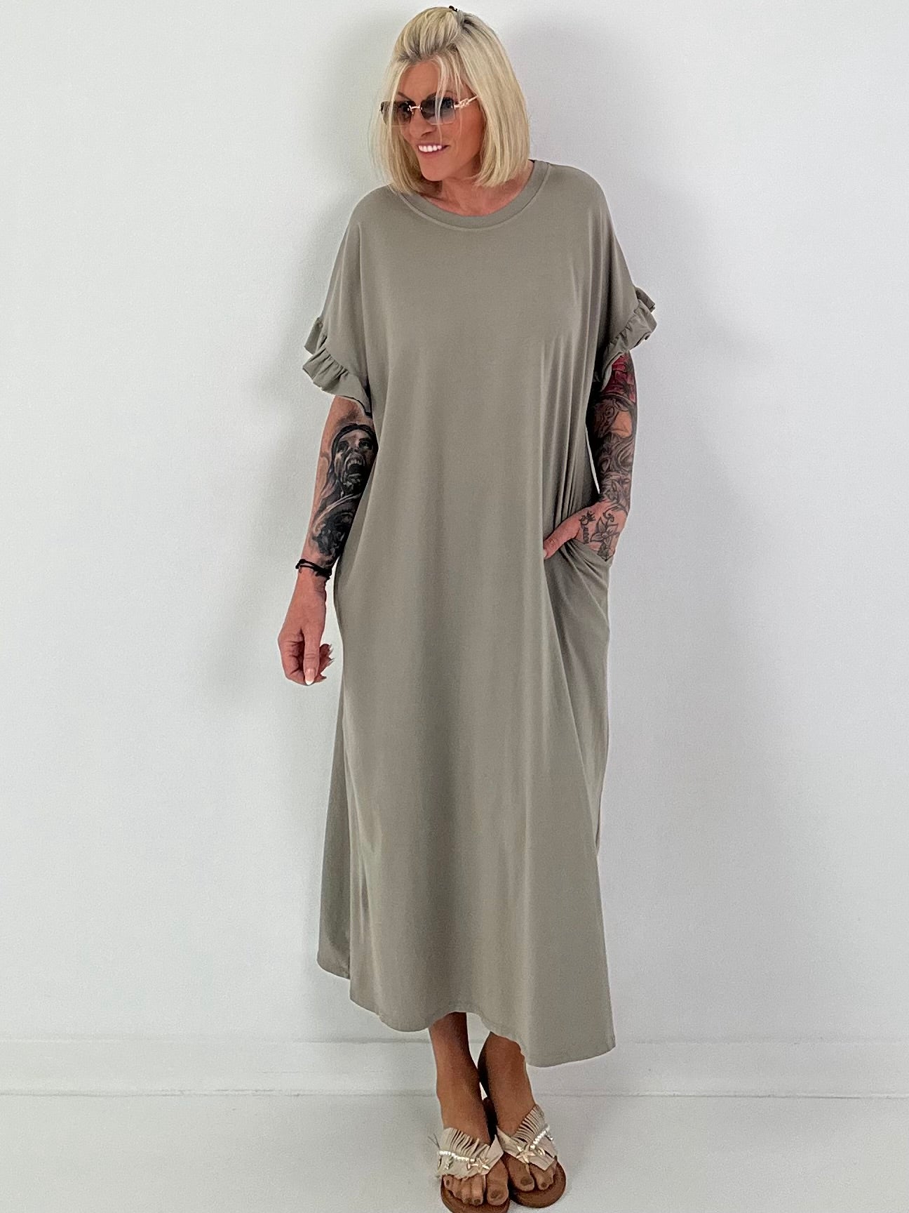Langes Kleid mit kurzen Rüschen-Ärmeln - taupe