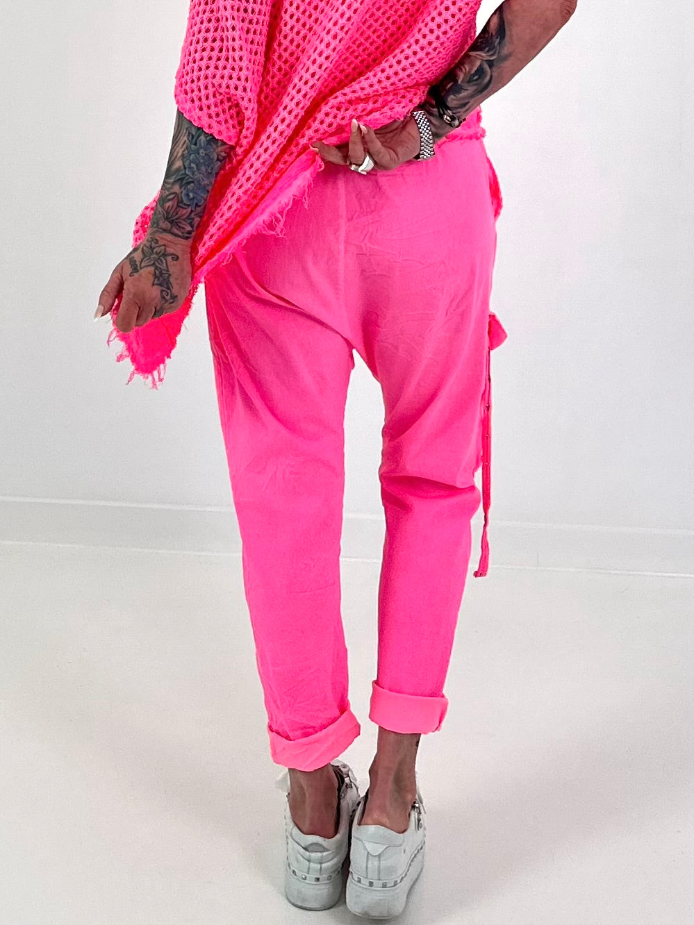 Baggy Hose mit aufgesetzter Cargo Tasche - neonpink