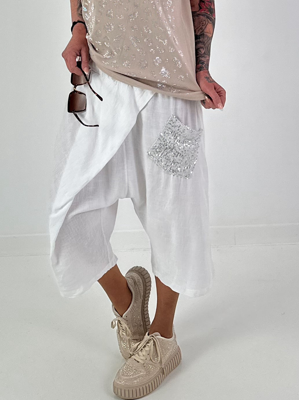 Kurze Leinen Baggy mit Überwurf und Paillettendetails - weiss