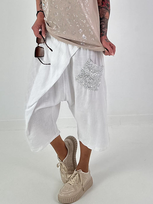 Kurze Leinen Baggy mit Überwurf und Paillettendetails - weiss