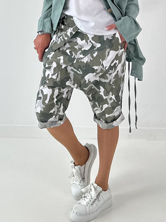 Kurze Baggy Camouflage Look - khaki-weiss-mehrfarbig