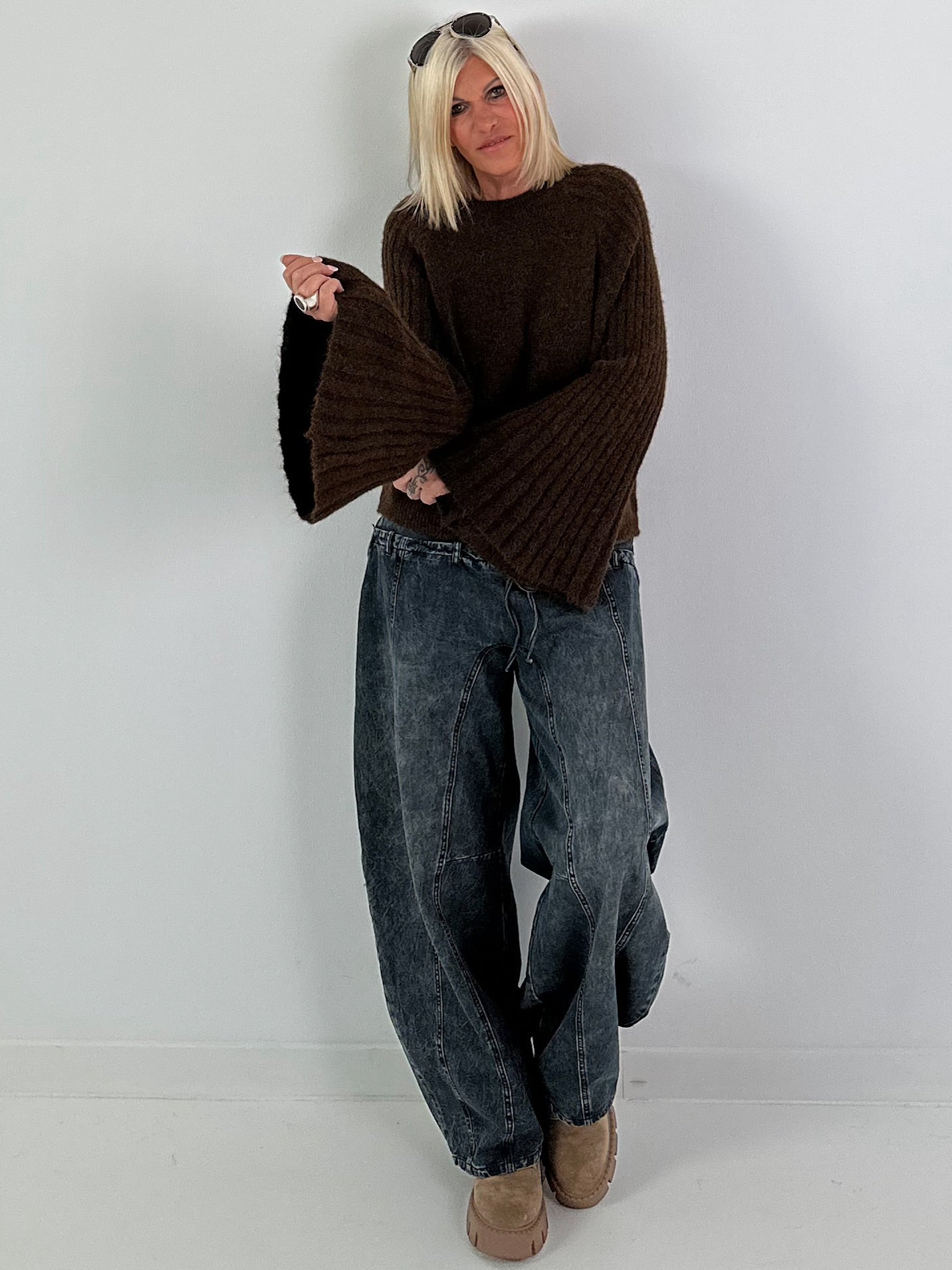Weicher Pullover mit stylischen Trompetenärmeln - mokka