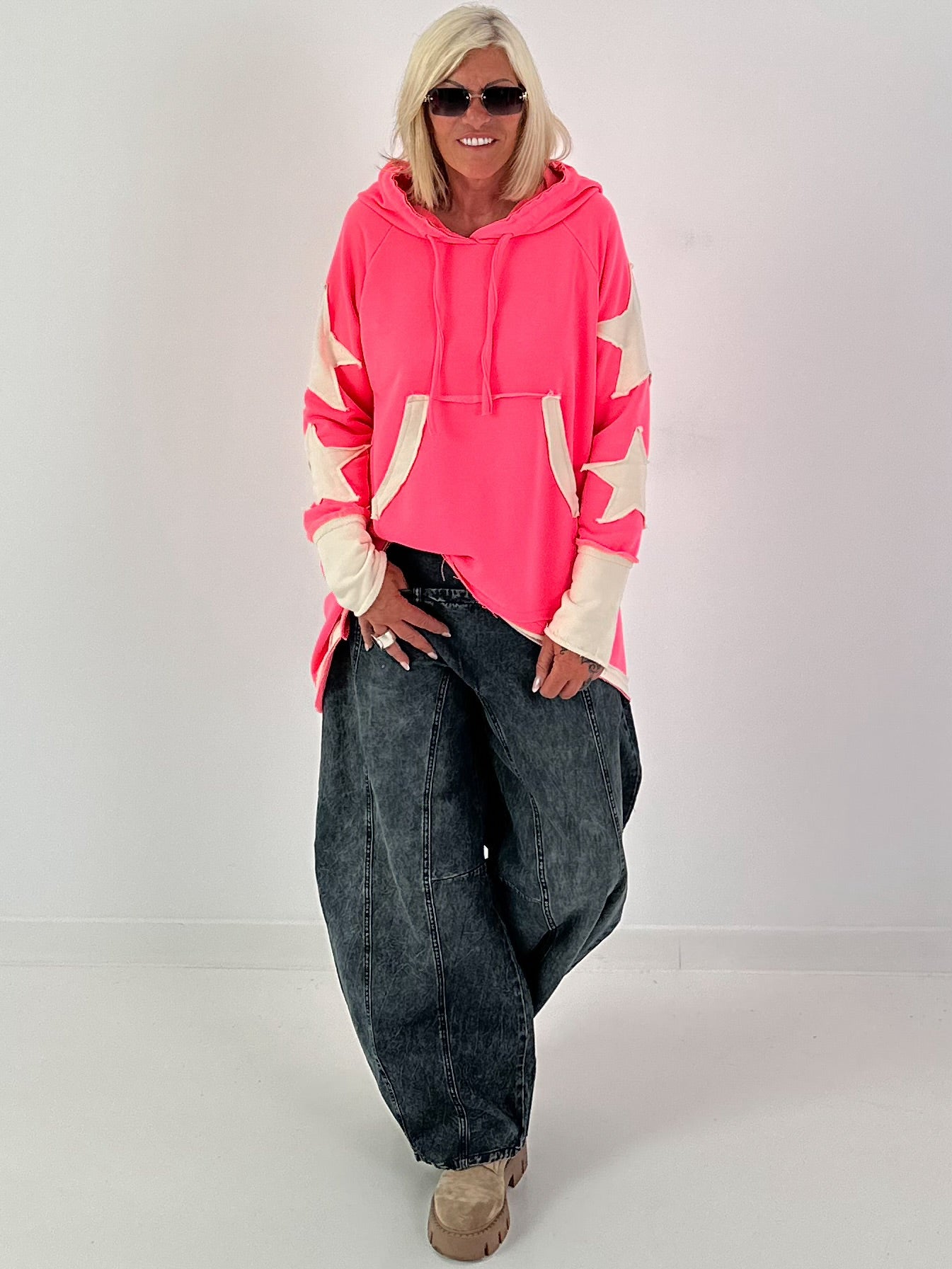 Lässiger Long Hoodie mit Daumenloch und trendigen Sternenelementen - neonpink