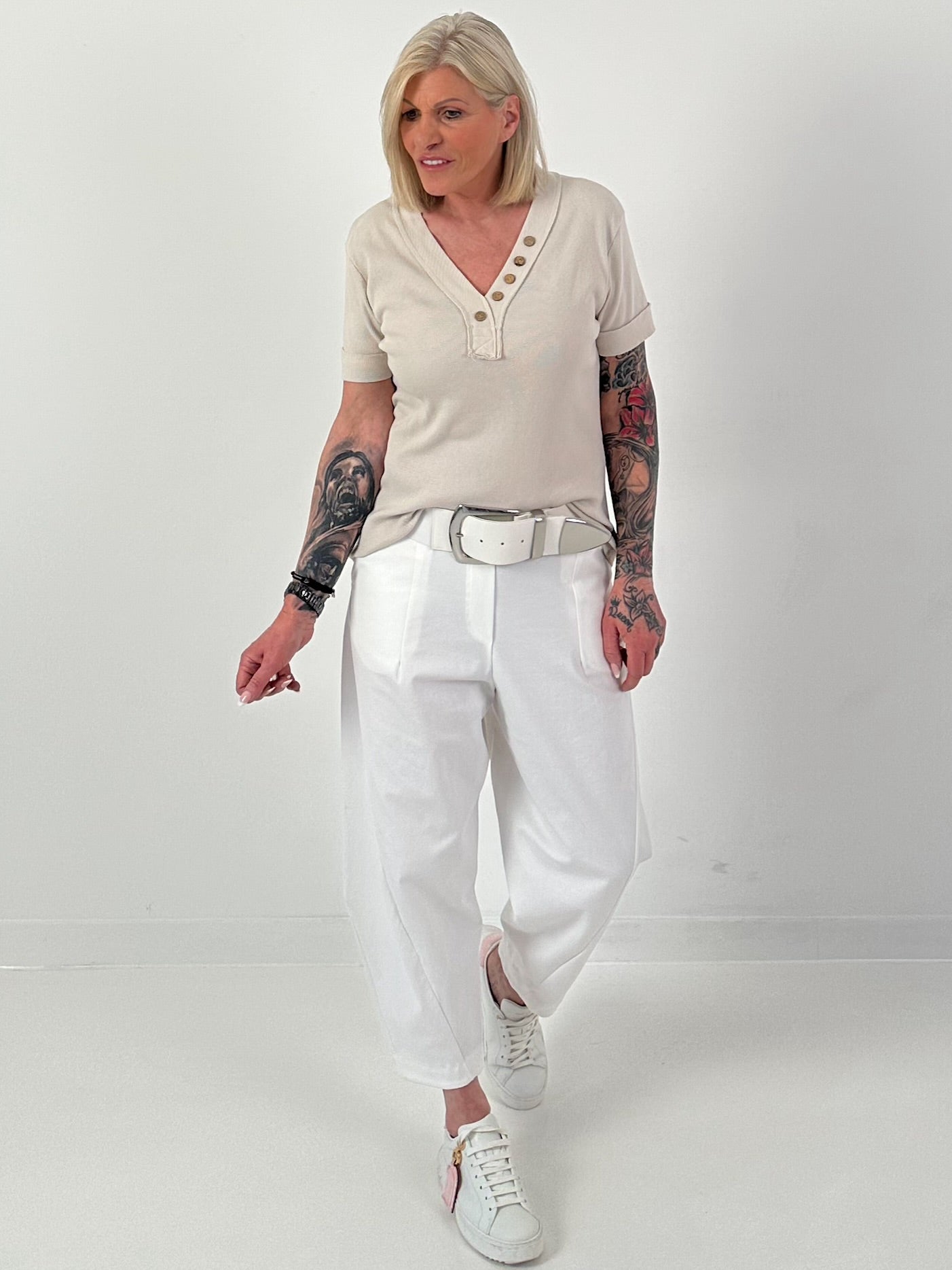 T-Shirt in Rippoptik mit V-Neck und Knopfdetails - beige