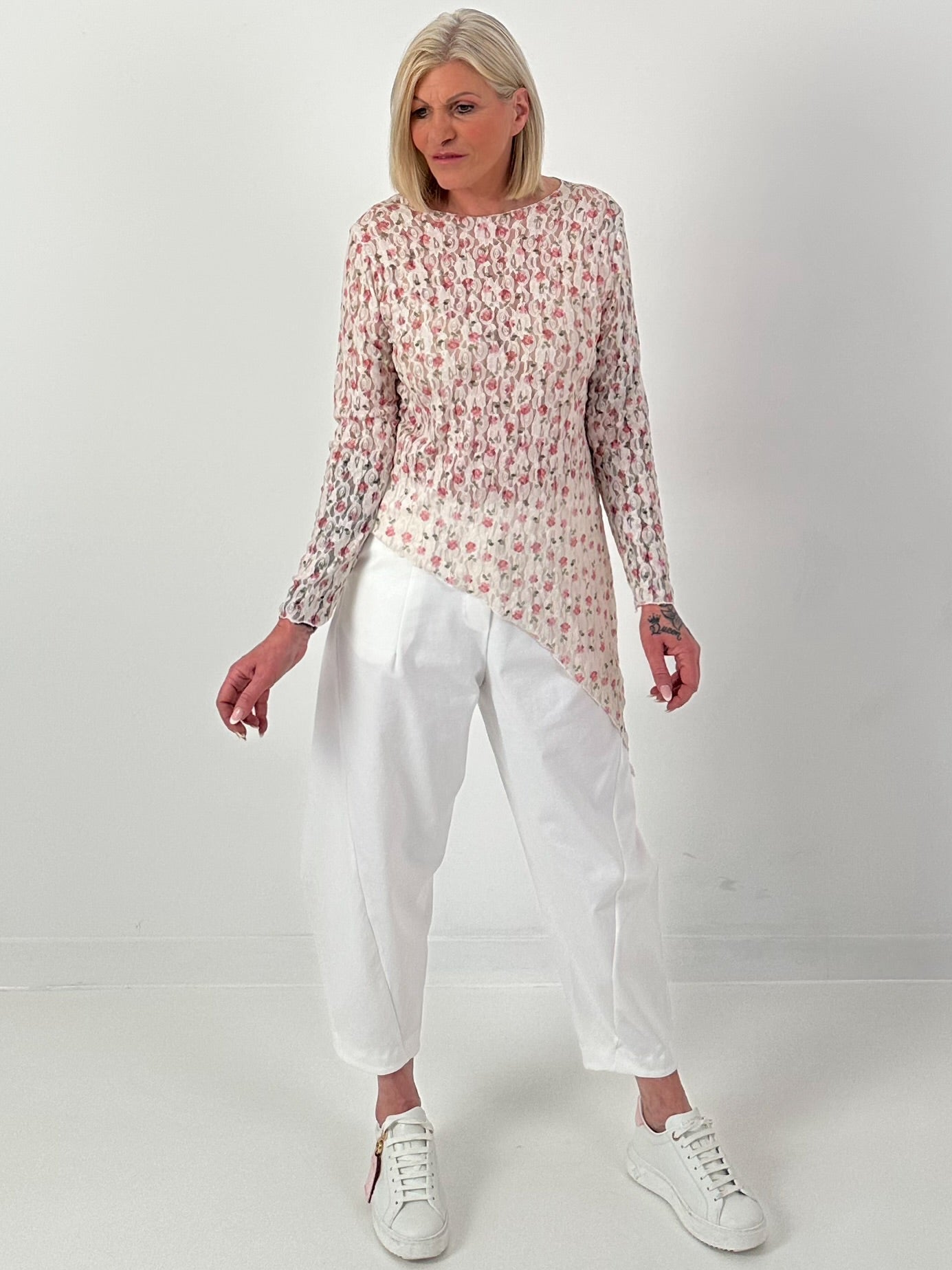 asymmetrisches Spitzenshirt mit Blumen - creme-rosa