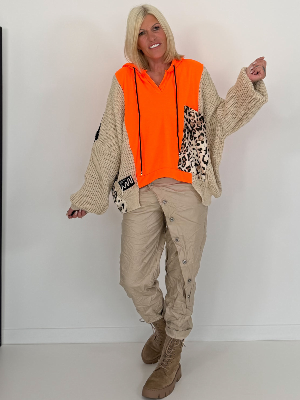 Oversized Grobstrick-Hoodie mit Sweat-Einsatz  - neonorange-beige ( lieferbar ab ca. 27.09.26)
