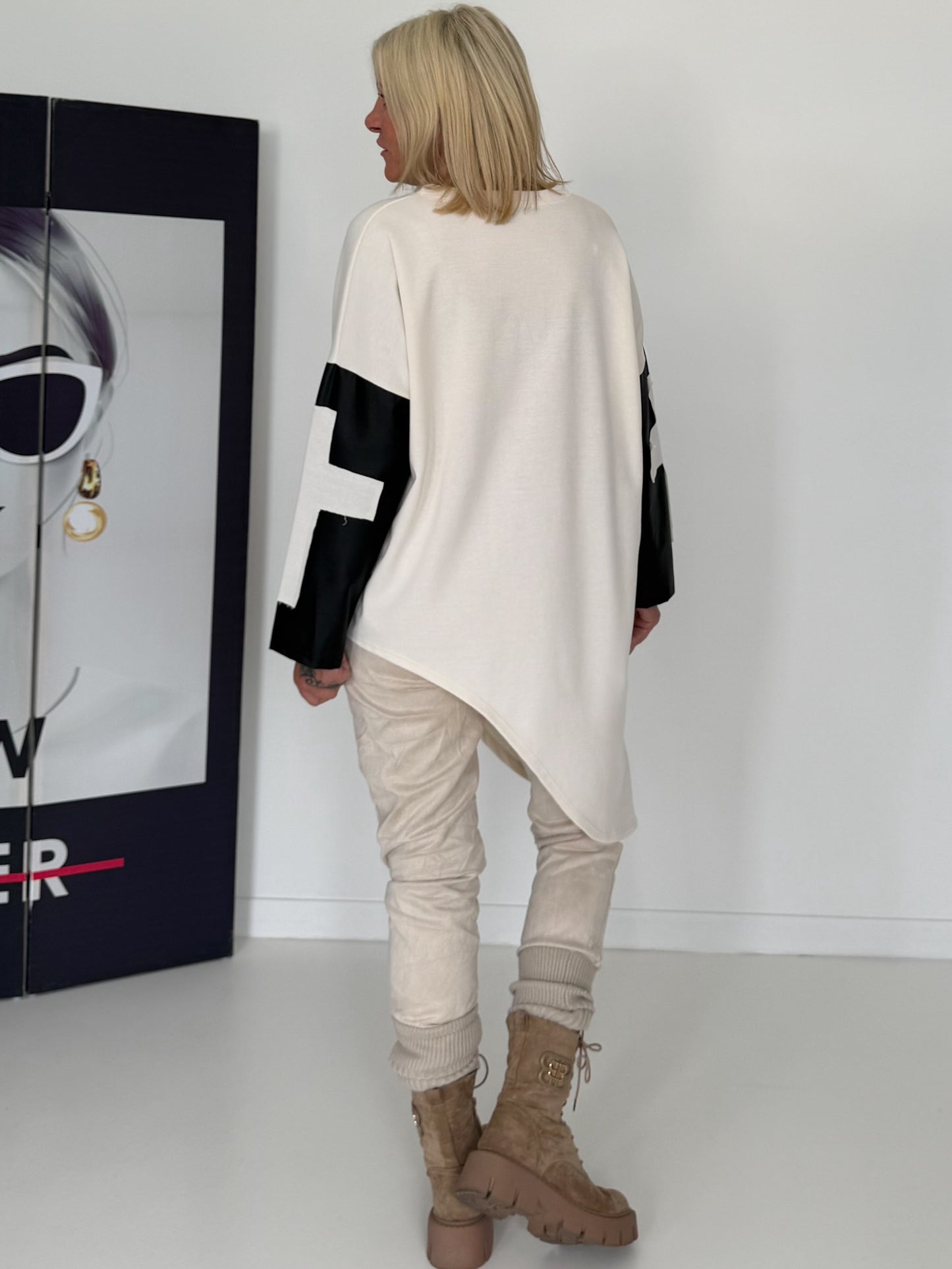 Asymmetrischer Sweater mit Kreuz- und Lederoptik-Details - creme