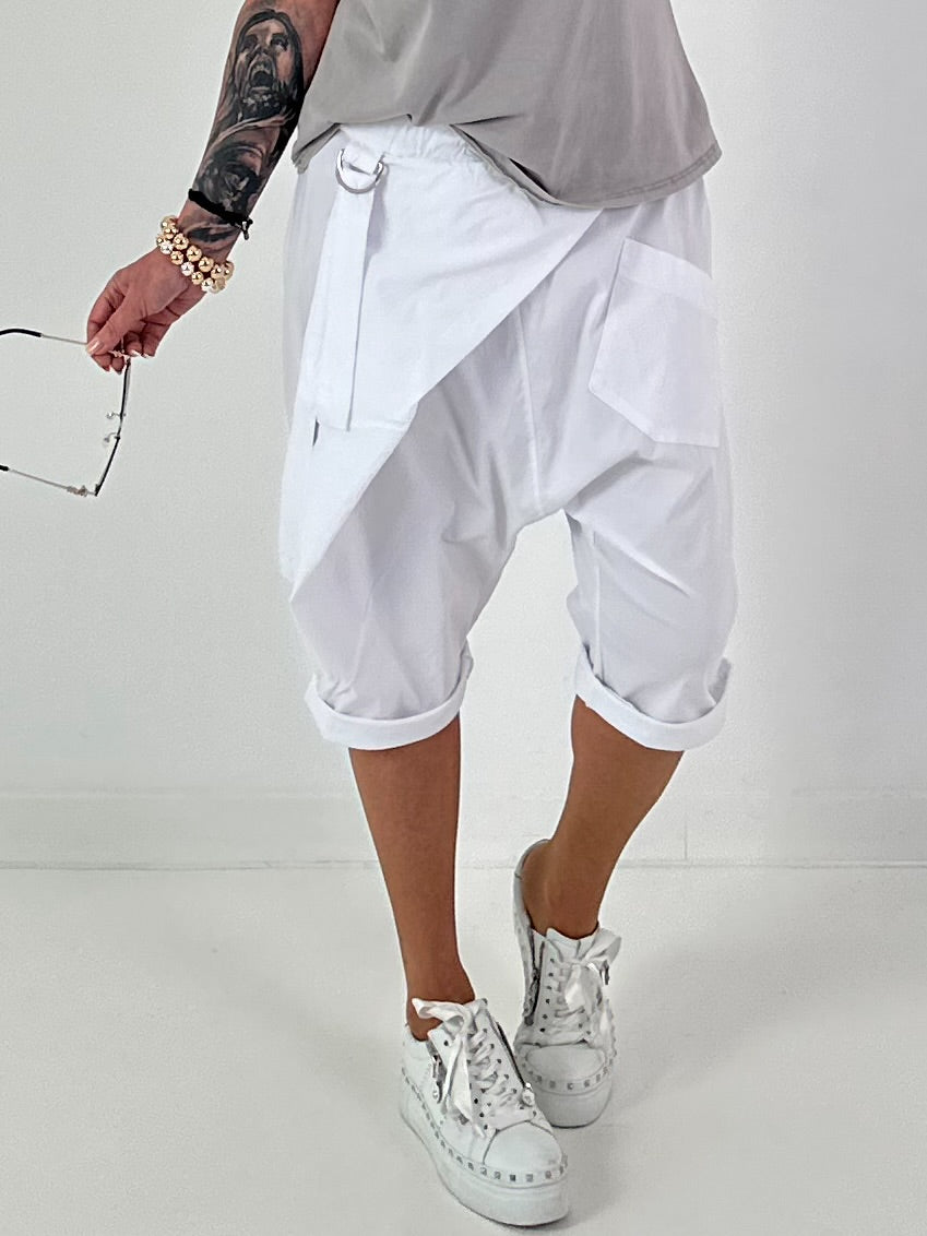 Short baggy shorts with overlap - white