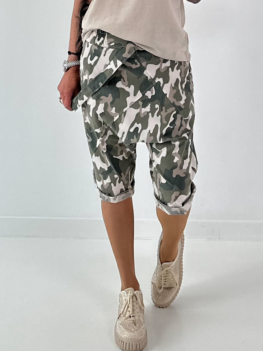 Kurze Baggy Camouflage Look - khaki-beige-mehrfarbig