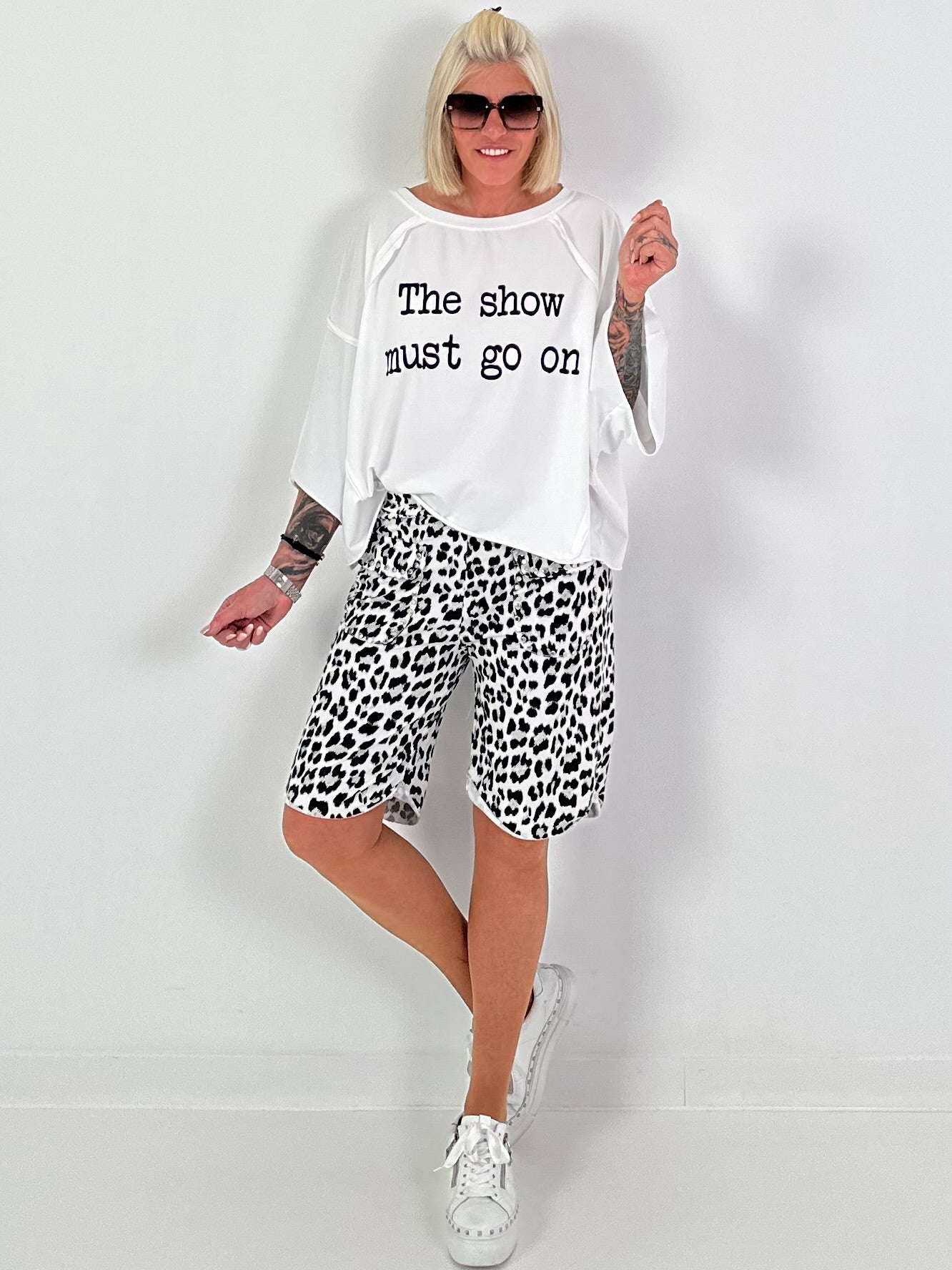 Oversized Shirt Show Must Go On - weiss