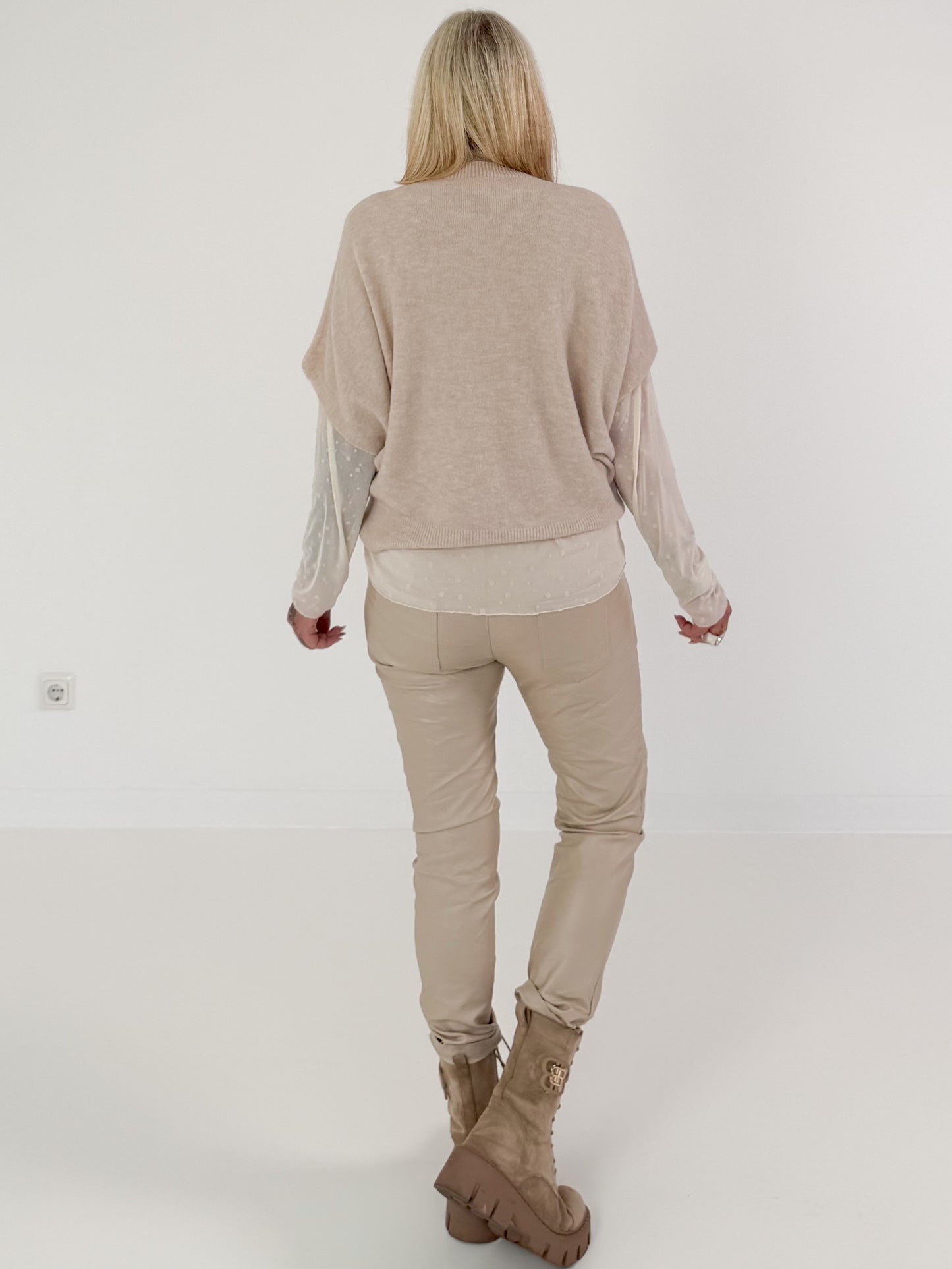 Soft knitted vest - beige